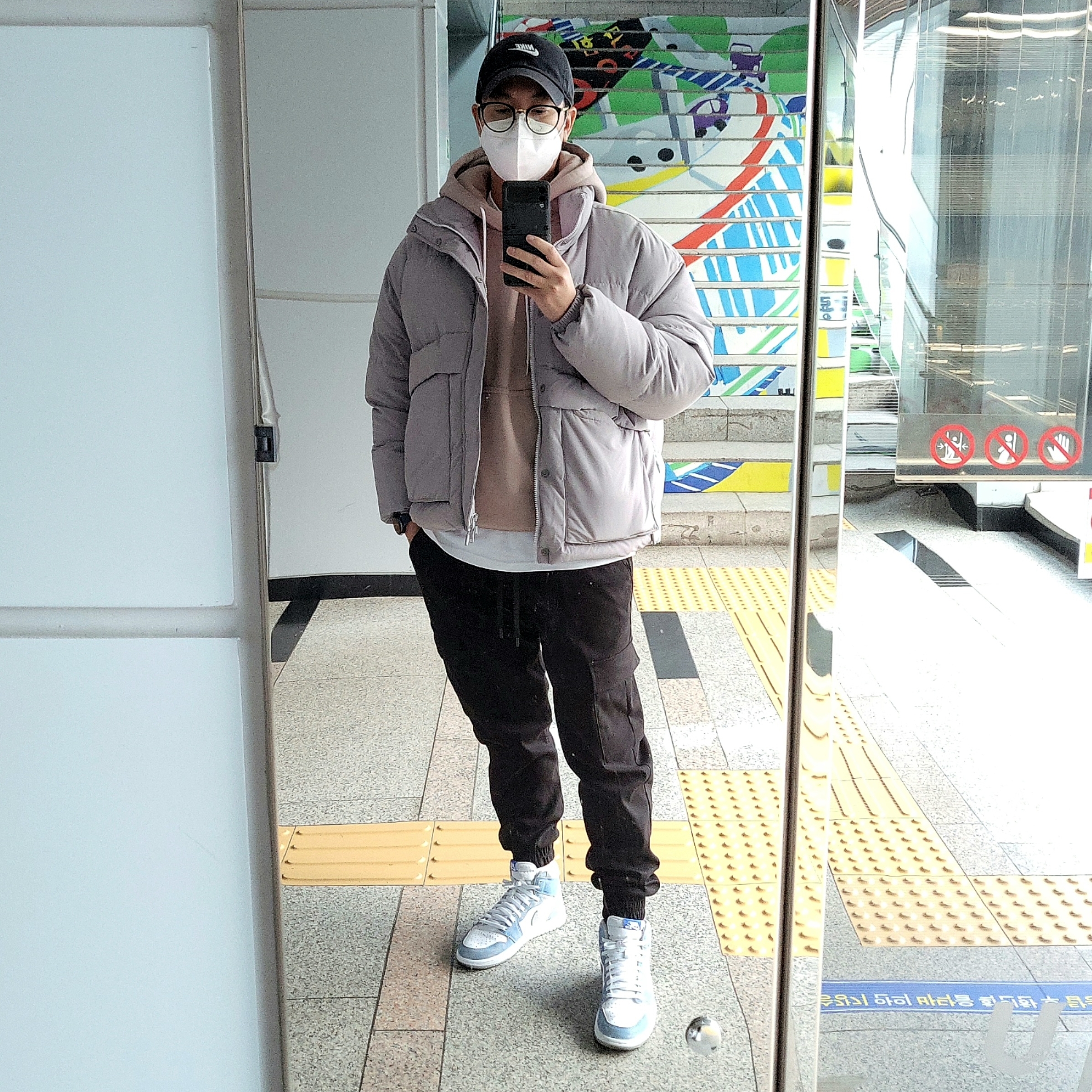 Jordan 1 Retro High OG Hyper Royal, Nike NRG Solo Swoosh Fleece Hoodie Malt - Asia 착용 스타일