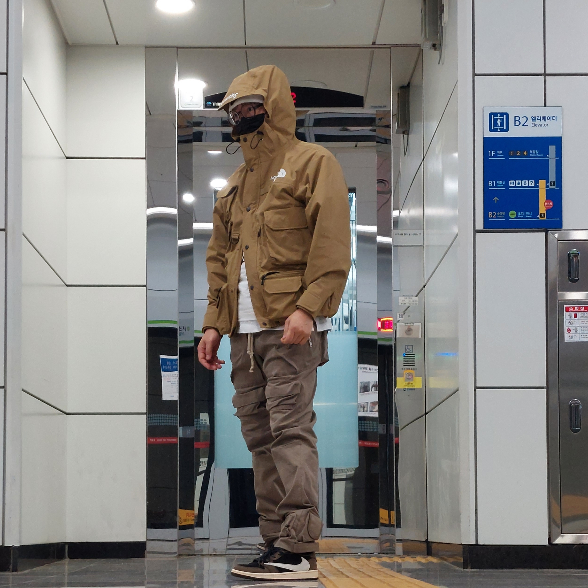 Nike x Stussy Cuff Beanie White, Supreme x The North Face Cargo Jacket Gold - 20SS 착용 스타일 - 3