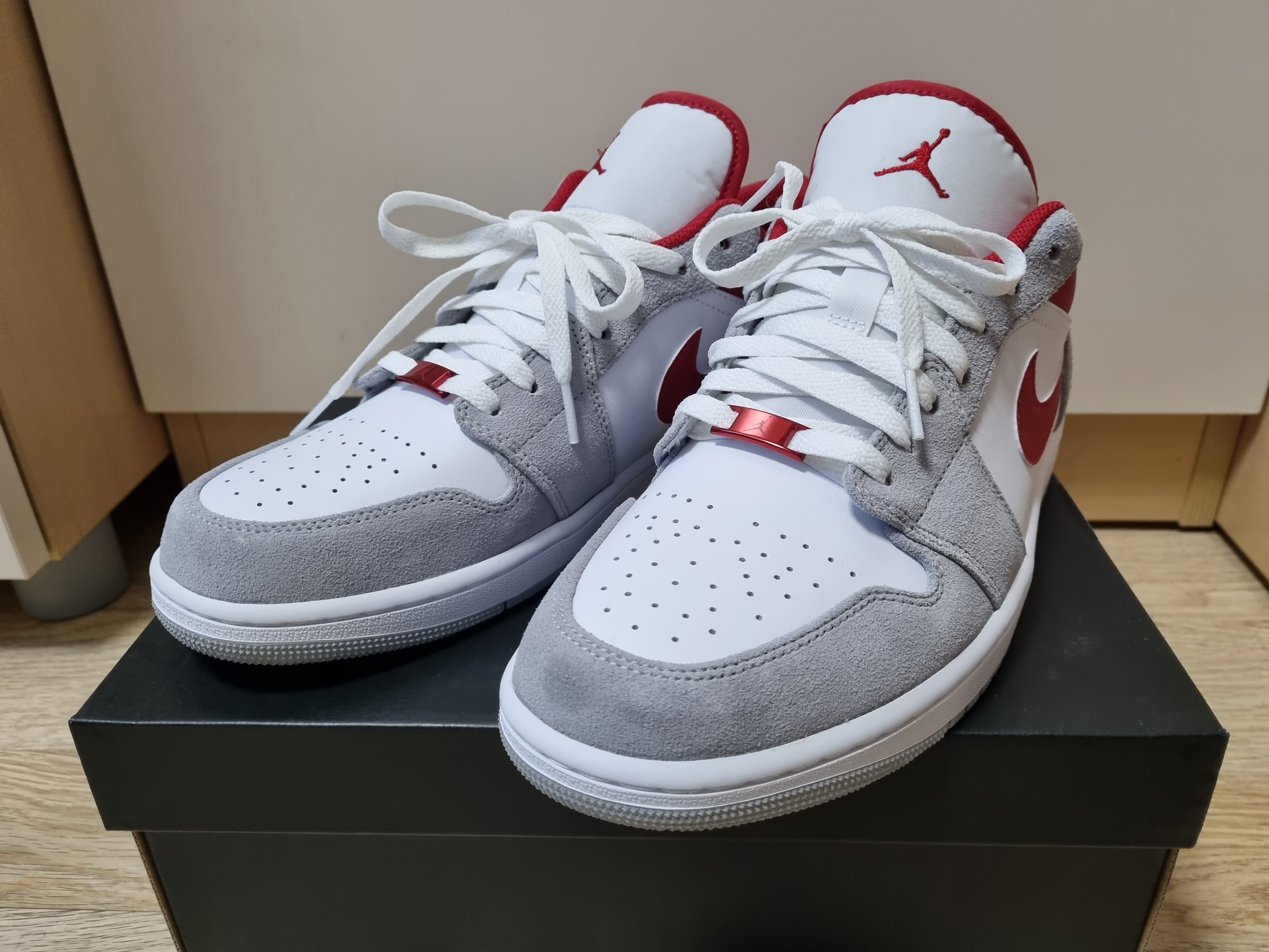 Jordan 1 Low SE Light Smoke Grey Gym Red 착용 스타일