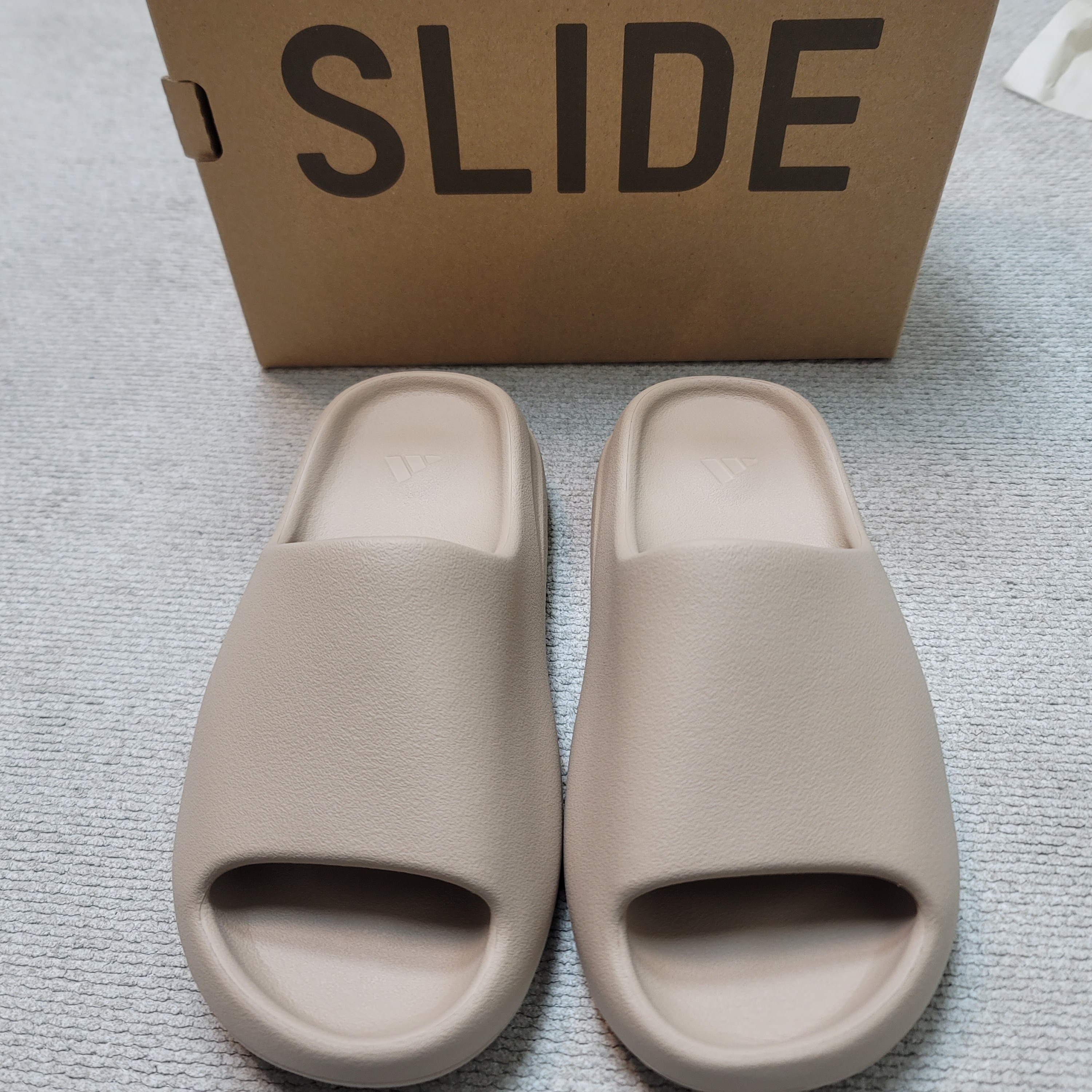 Adidas Yeezy Slide Pure 착용 스타일 - 1