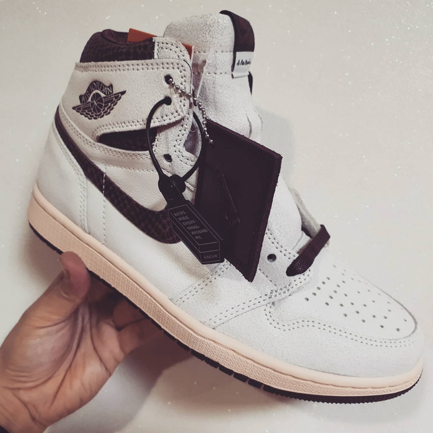 Jordan 1 x A Ma Maniere Retro High OG SP Sail and Burgundy 착용 스타일