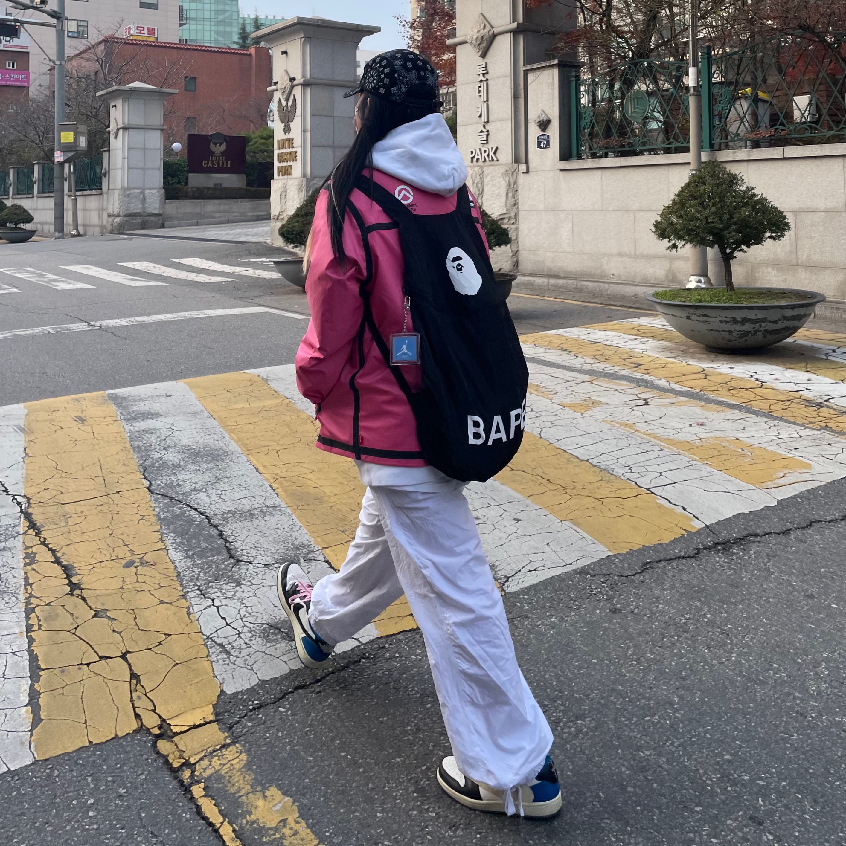 Jordan 1 x Travis Scott x Fragment Retro Low OG SP Military Blue, Supreme x The North Face Summit Series Outer Tape Seam Coaches Jacket Pink - 21SS 착용 스타일