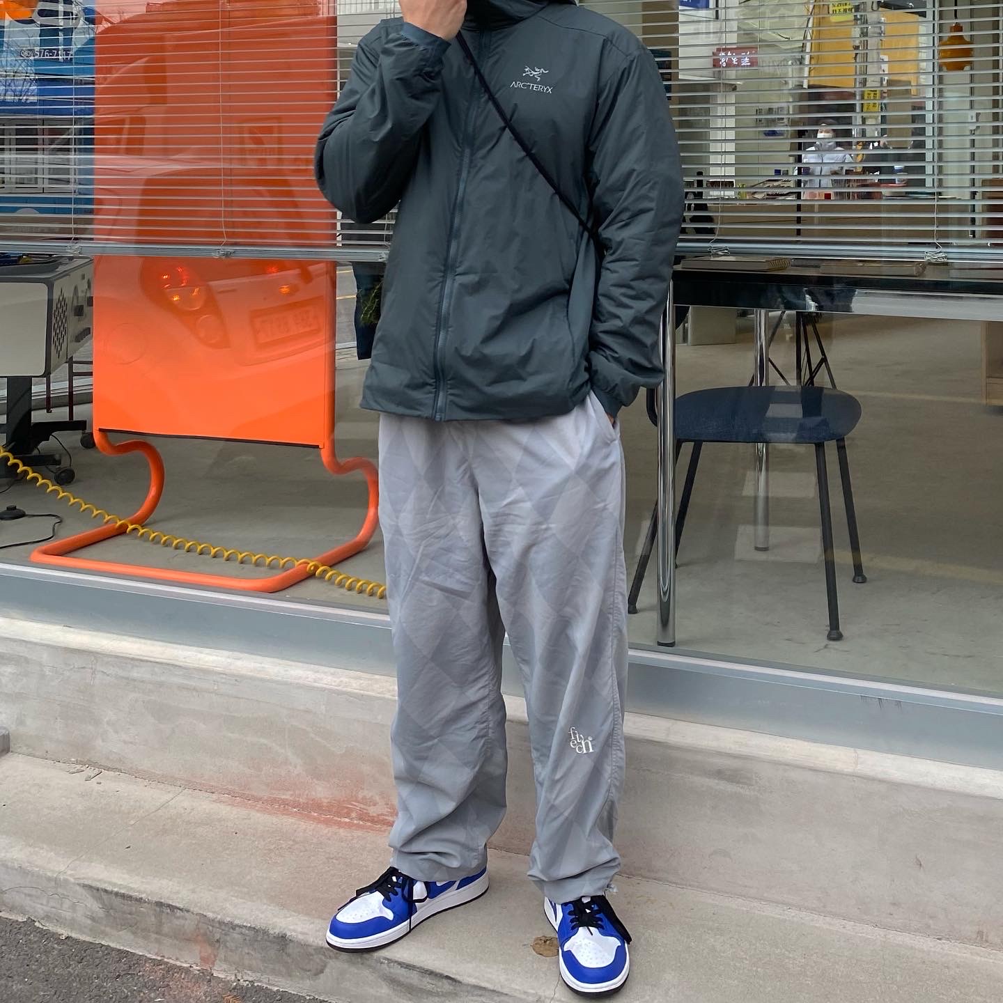 Jordan 1 Low Hyper Royal, Arc'teryx Atom LT Hoody Glitch 착용 스타일 - 2
