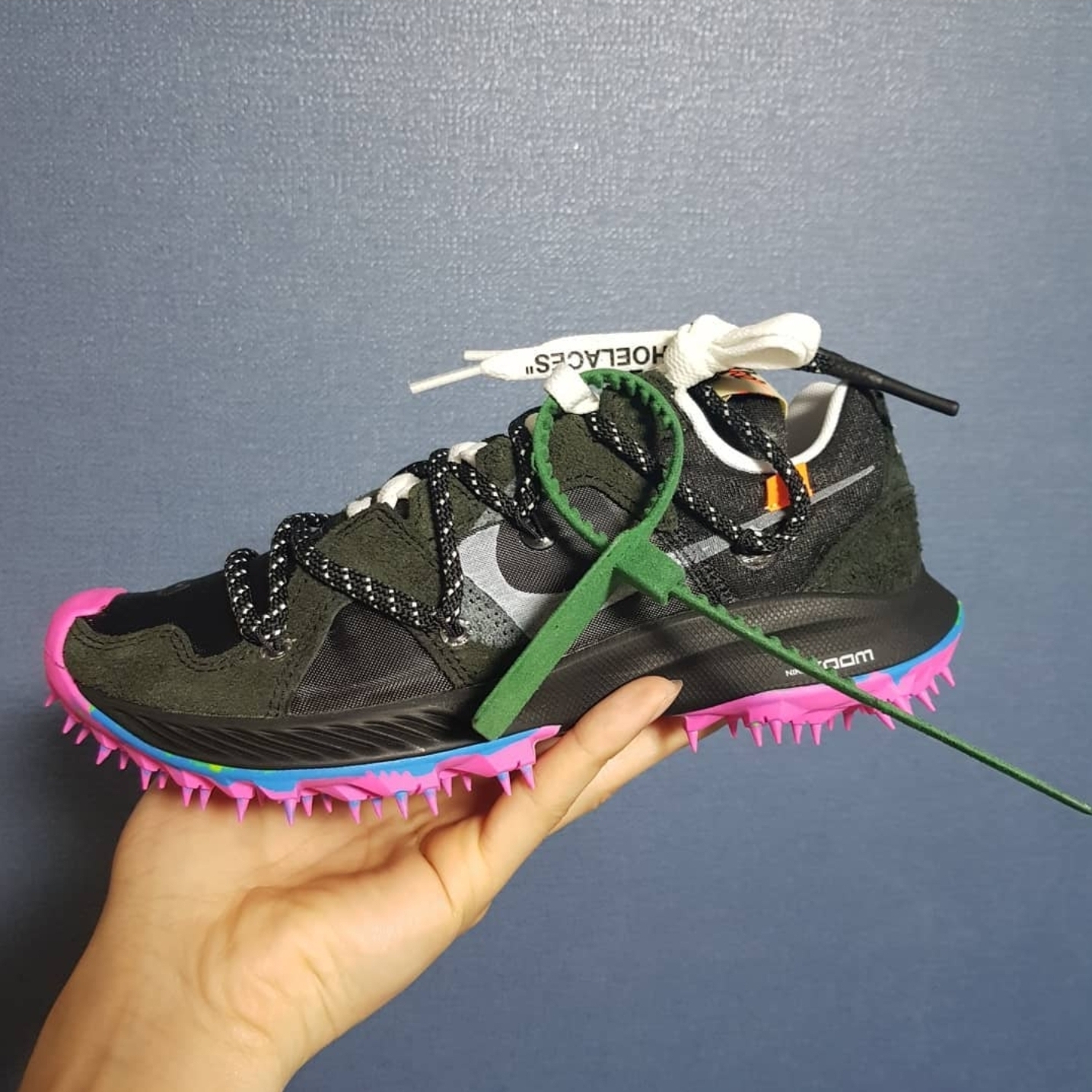 (W) Nike x Off-White Zoom Terra Kiger 5 Black 착용 스타일 - 1
