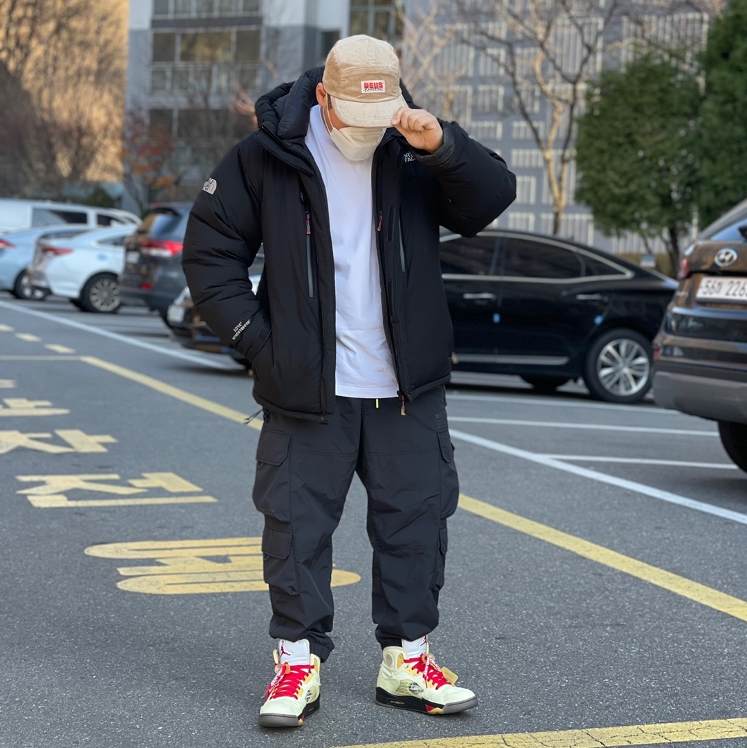 Jordan 5 x Off-White Retro SP Sail Fire Red 착용 스타일