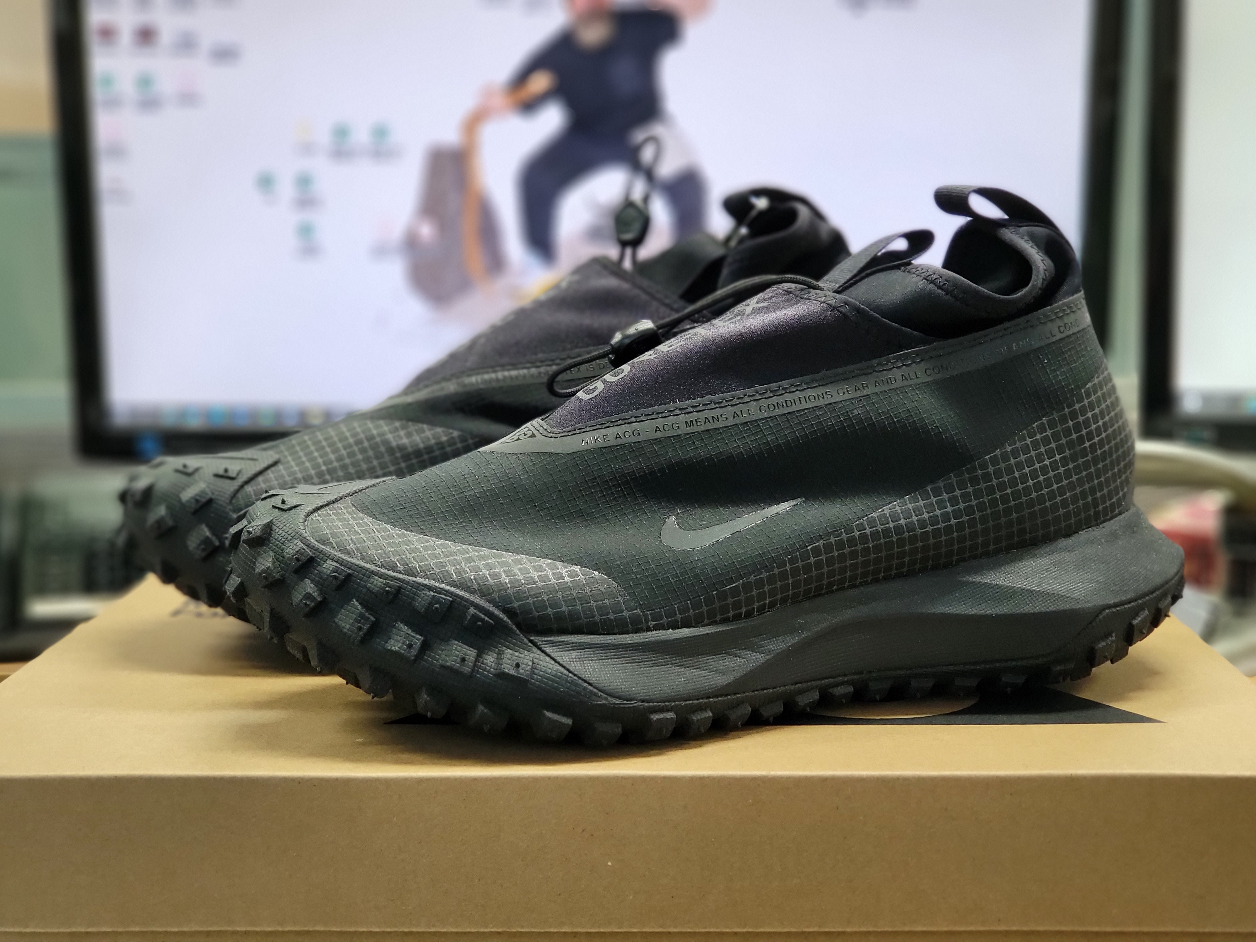 Nike ACG Mountain Fly Gore-Tex Black and Dark Grey 착용 스타일