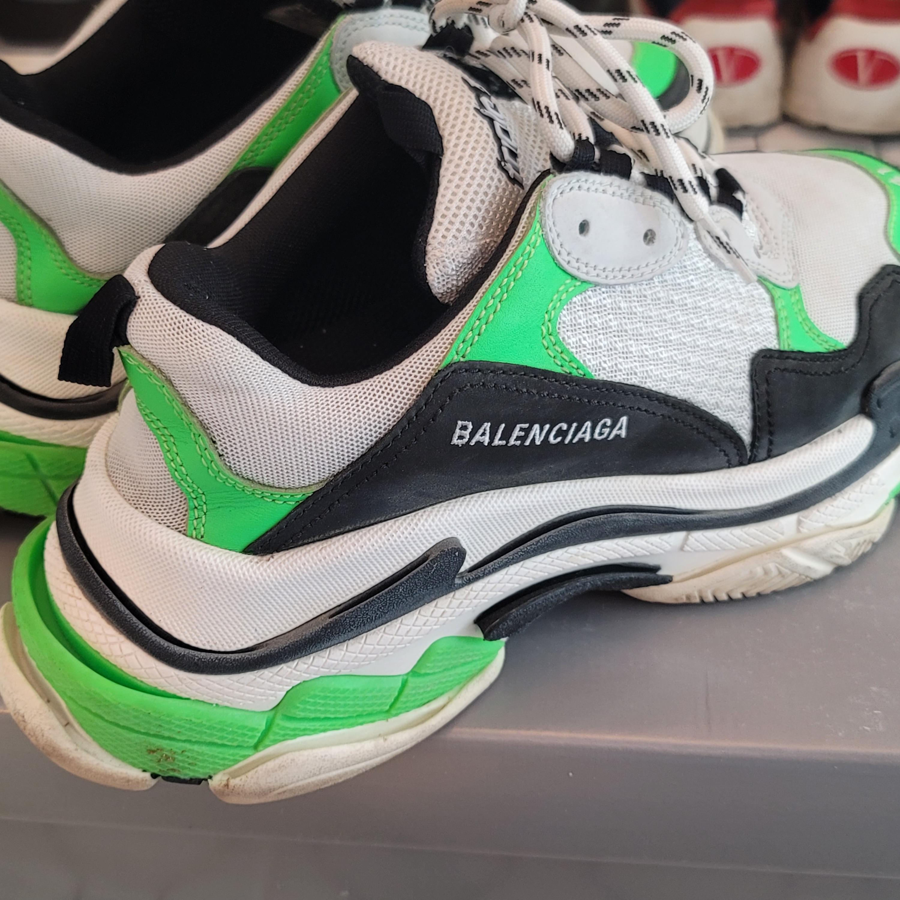 Balenciaga Triple S Sneakers White Green Black 착용 스타일 - 3