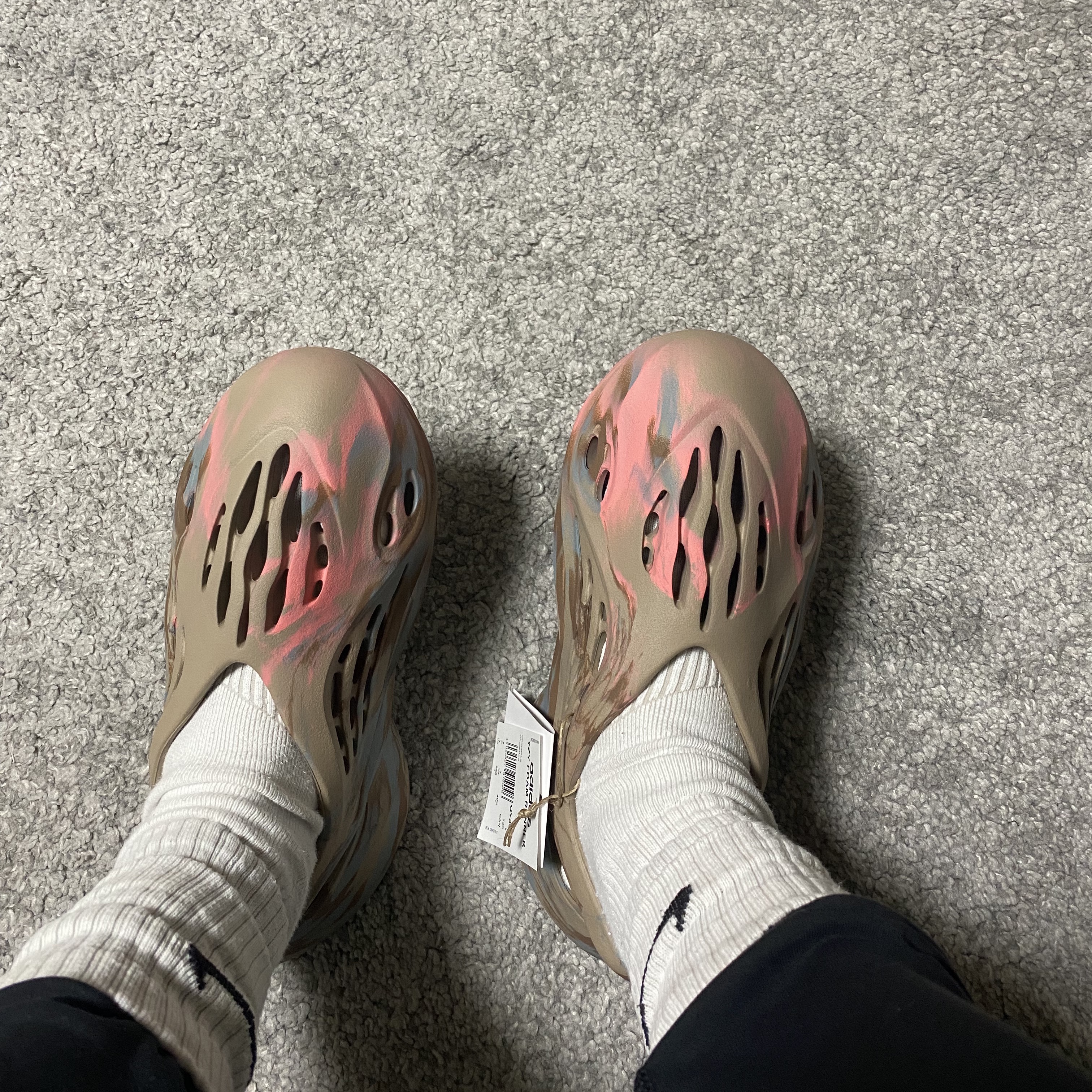 Adidas Yeezy Foam RNNR MX Sand Grey 착용 스타일 - 1