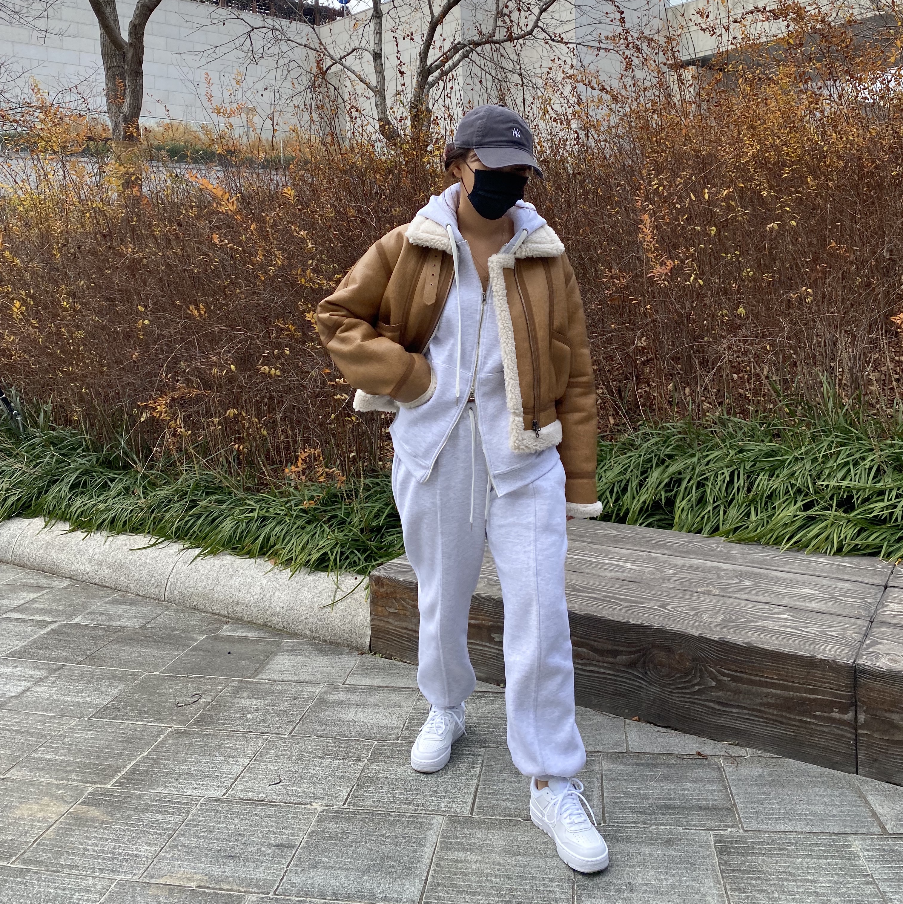 (W) Nike Air Force 1 Shadow Triple White 착용 스타일 - 1