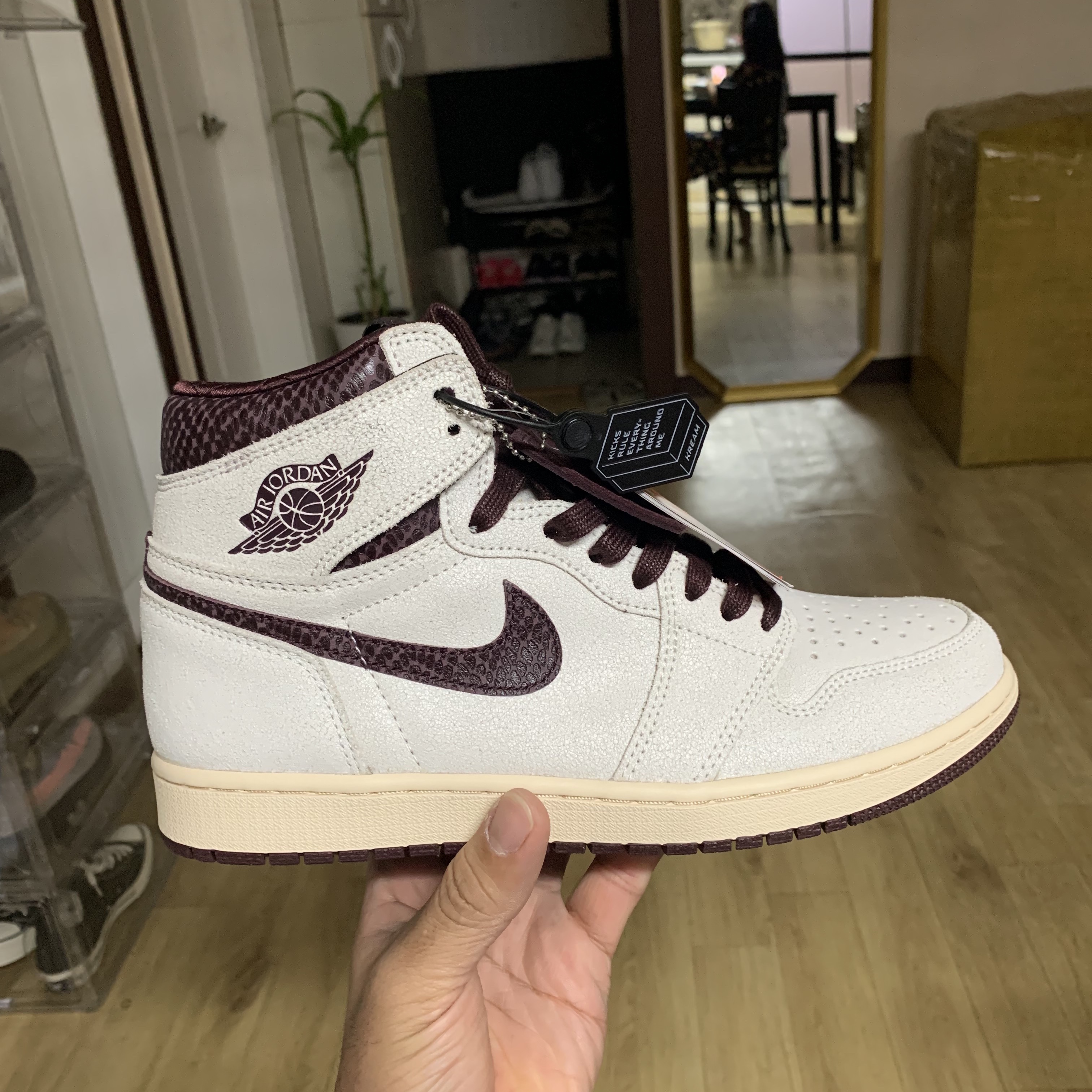 Jordan 1 x A Ma Maniere Retro High OG SP Sail and Burgundy 착용 스타일 - 1