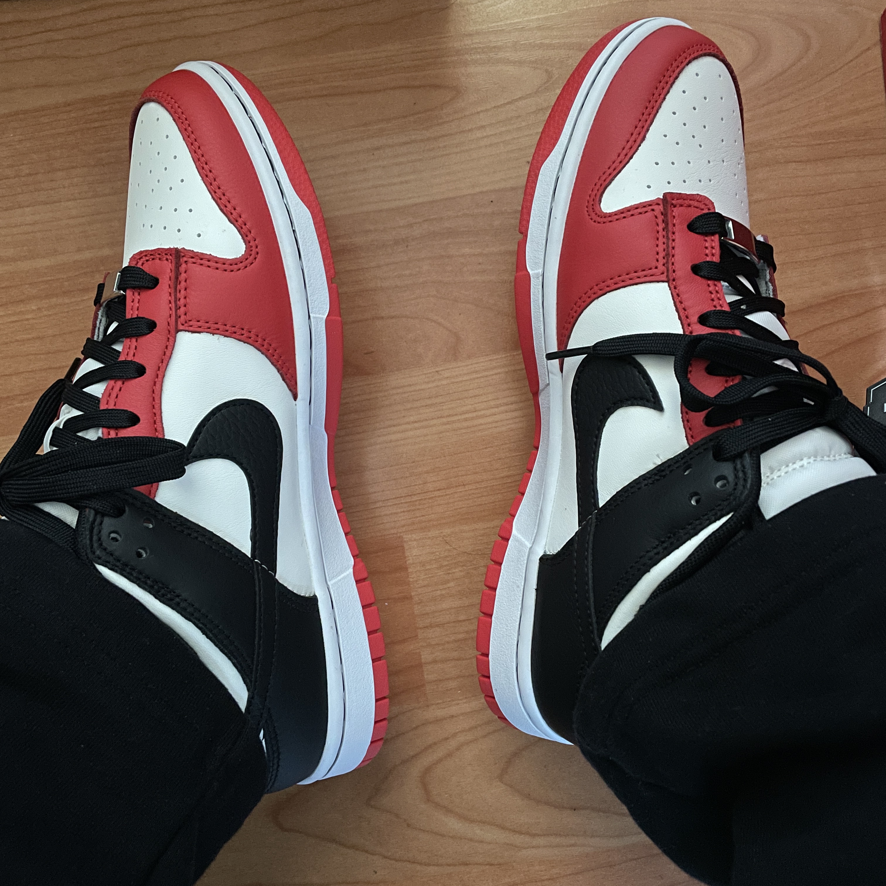 Nike x NBA Dunk Low Retro EMB Black and Chile Red 착용 스타일