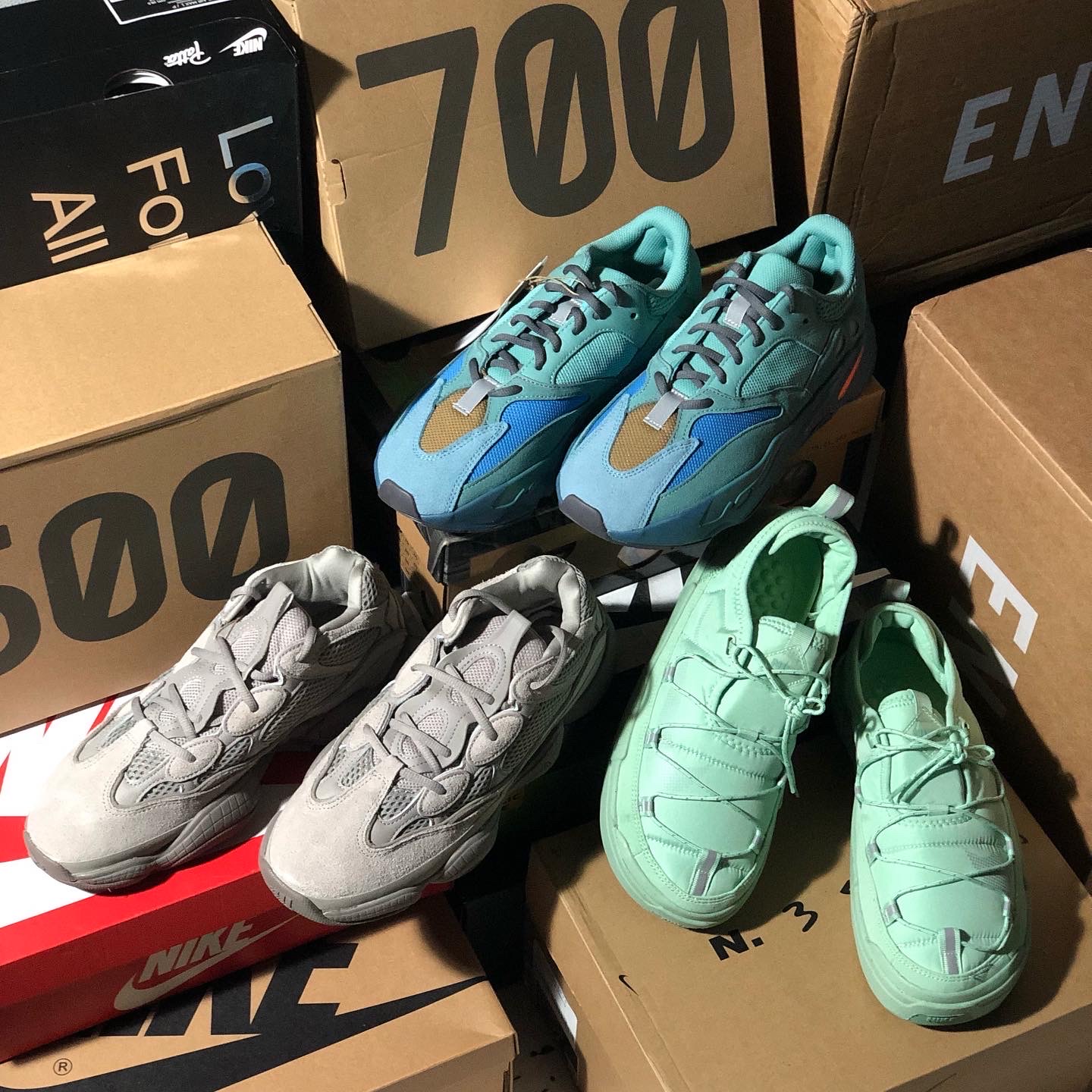 Adidas Yeezy Boost 700 Fade Azure, Adidas Yeezy 500 Ash Grey 착용 스타일