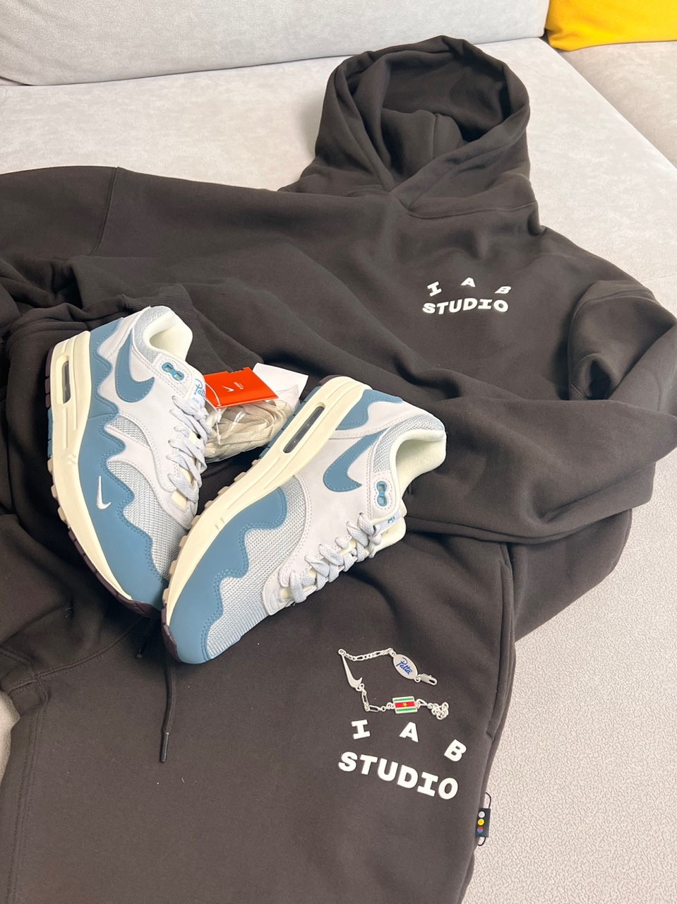IAB Studio Hoodie Brown, IAB Studio Sweatpants Brown 착용 스타일
