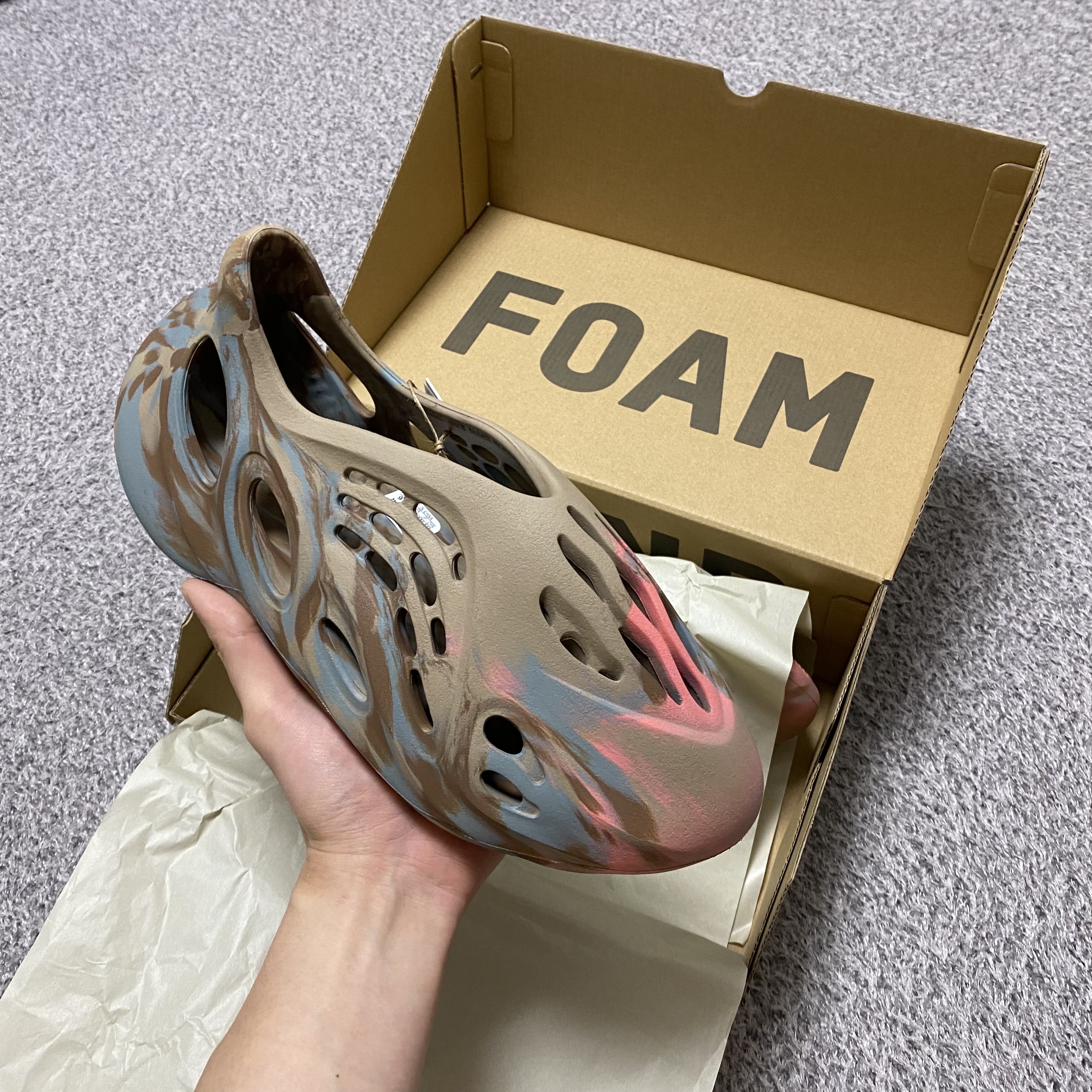 Adidas Yeezy Foam RNNR MX Sand Grey 착용 스타일 - 1