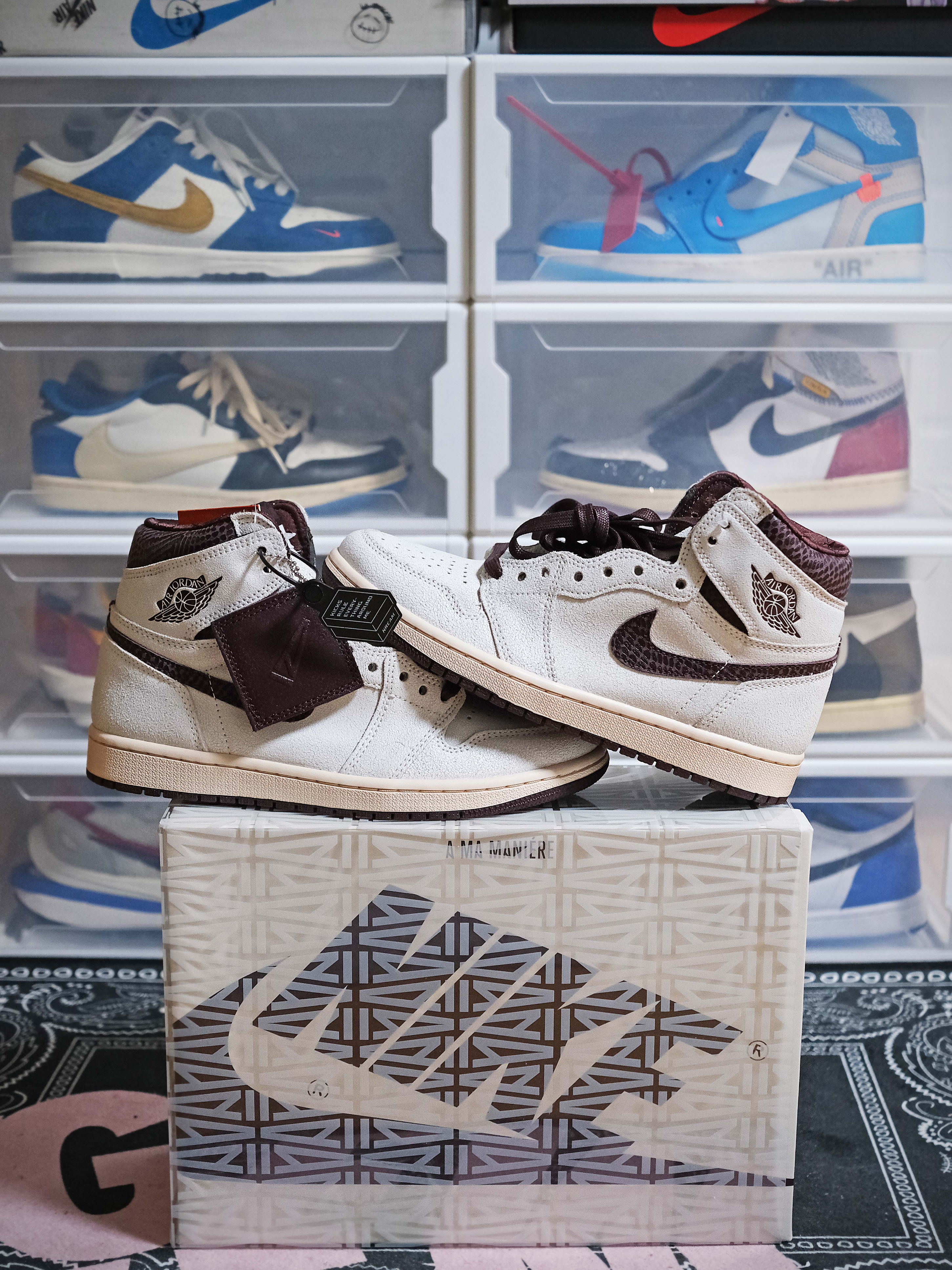 Jordan 1 x A Ma Maniere Retro High OG SP Sail and Burgundy, Nike x Kasina Dunk Low 80's Bus 착용 스타일 - 1