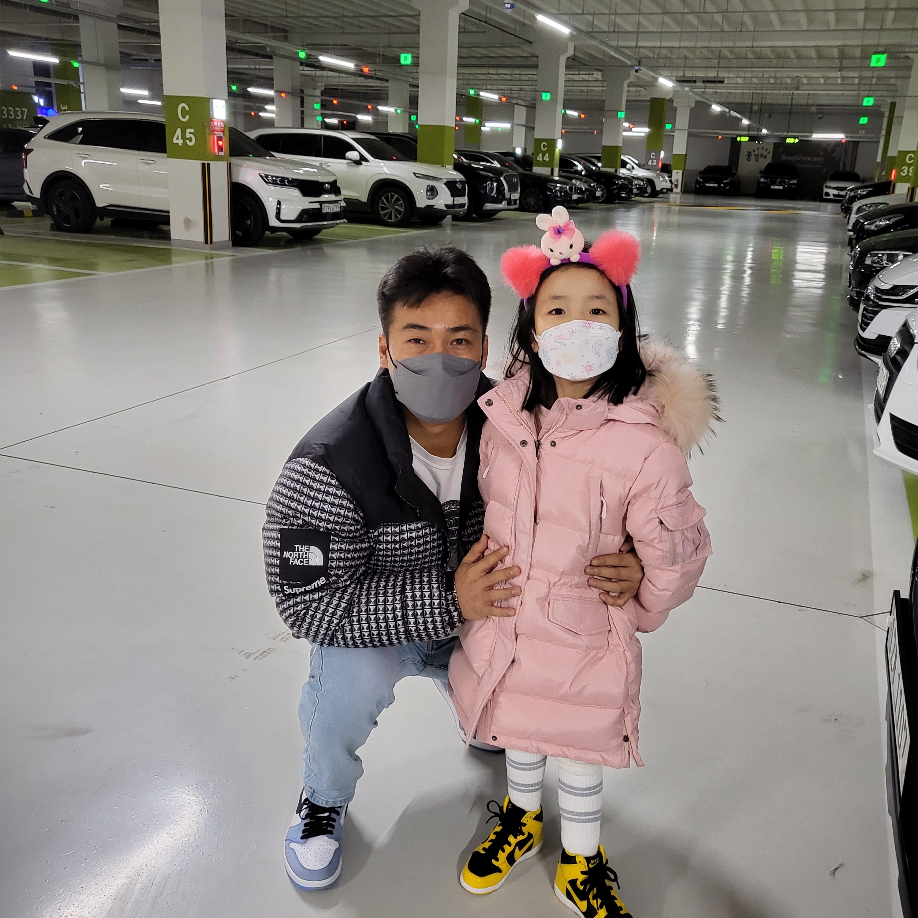 Supreme x The North Face Studded Nuptse Jacket Black - 21SS, Jordan 1 Retro High OG University Blue 착용 스타일