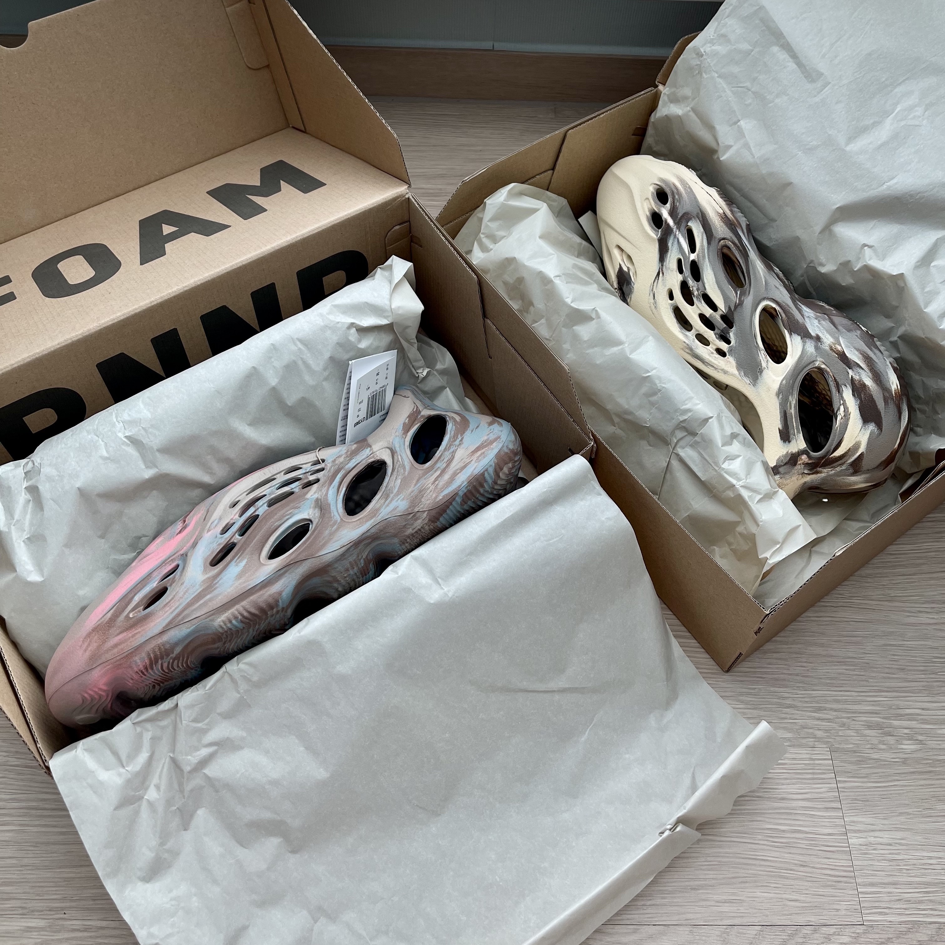 Adidas Yeezy Foam RNNR MX Sand Grey, Adidas Yeezy Foam RNNR MX Cream Clay 착용 스타일