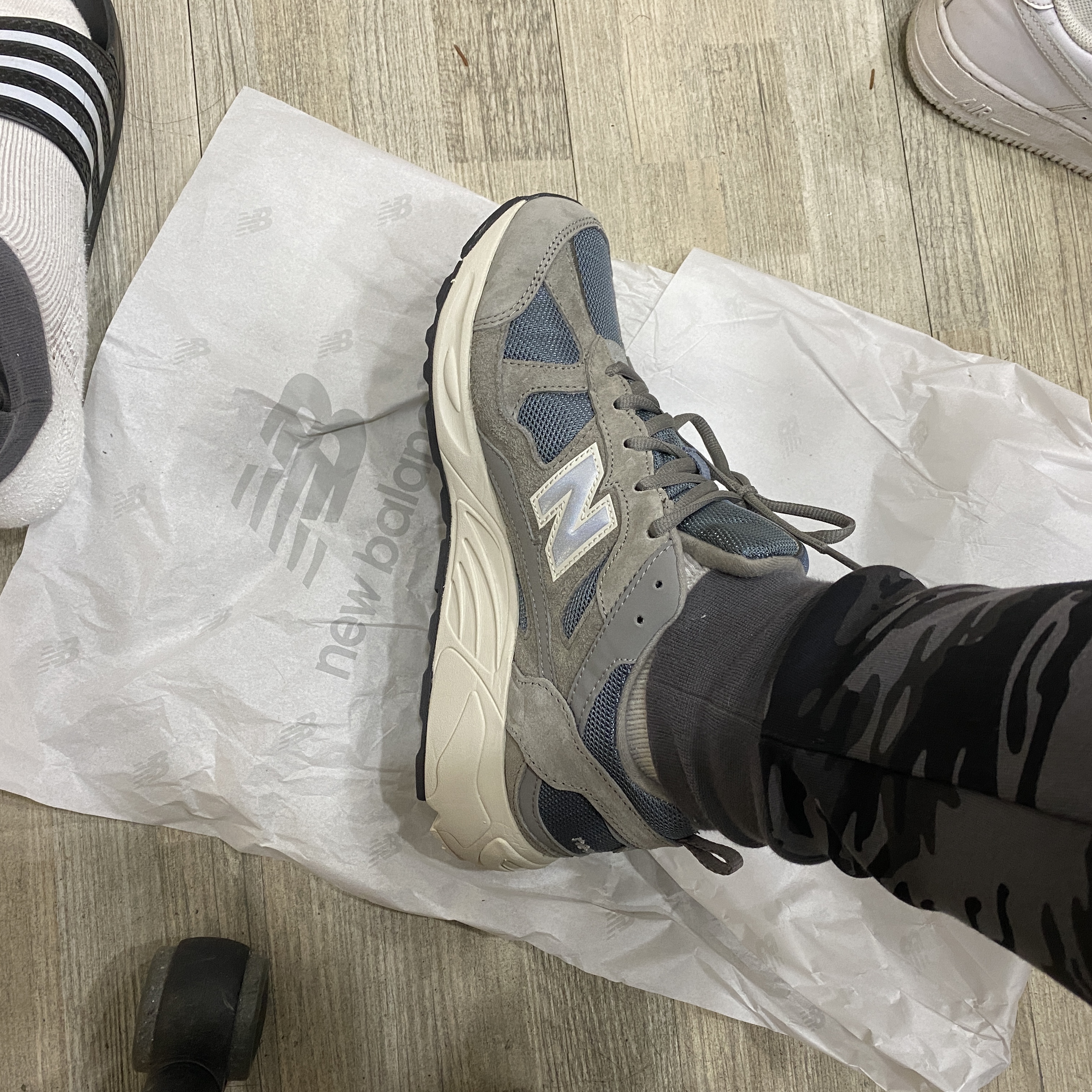 New Balance 878 Steel Blue, Nike Air Force 1 '07 Low White 착용 스타일