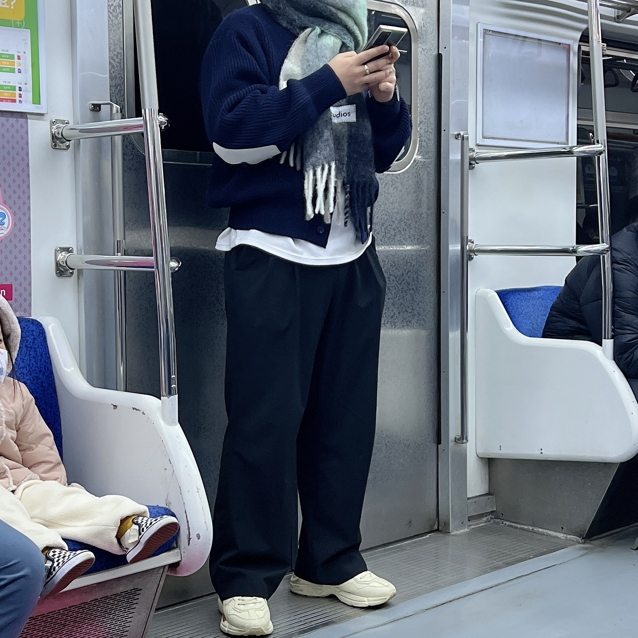 Gucci Rhyton Leather Sneakers Logo, Acne Studios Mohair Check Muffler Grey Green Black 착용 스타일