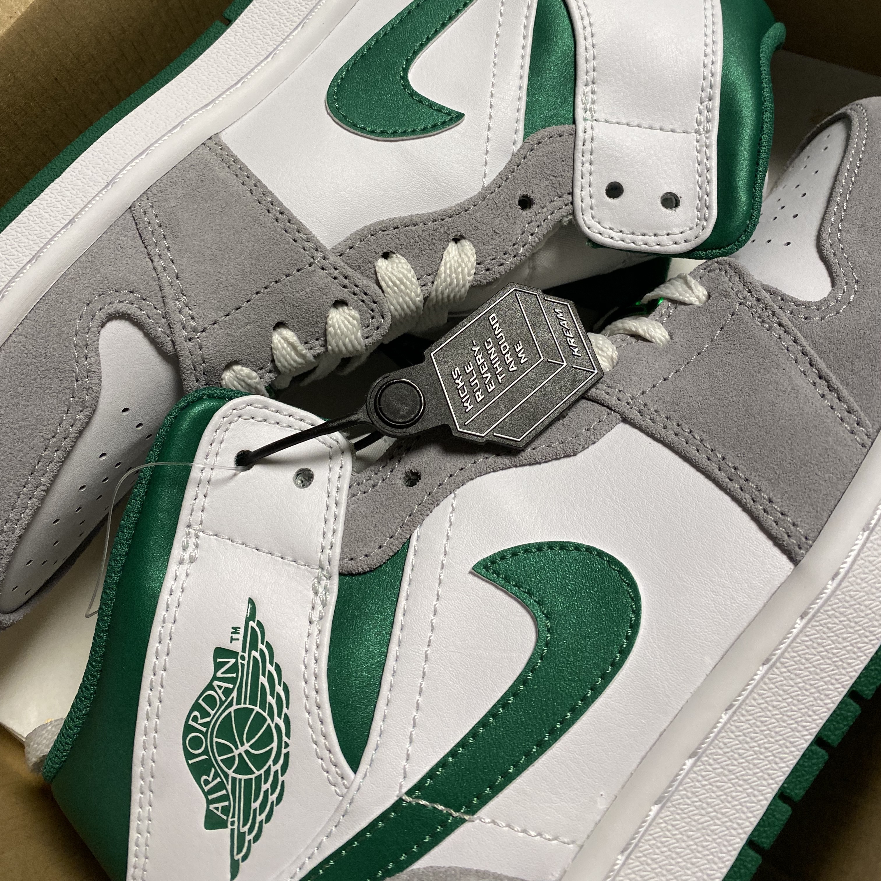 Jordan 1 Mid SE Pine Green Light Smoke Grey 착용 스타일 - 1