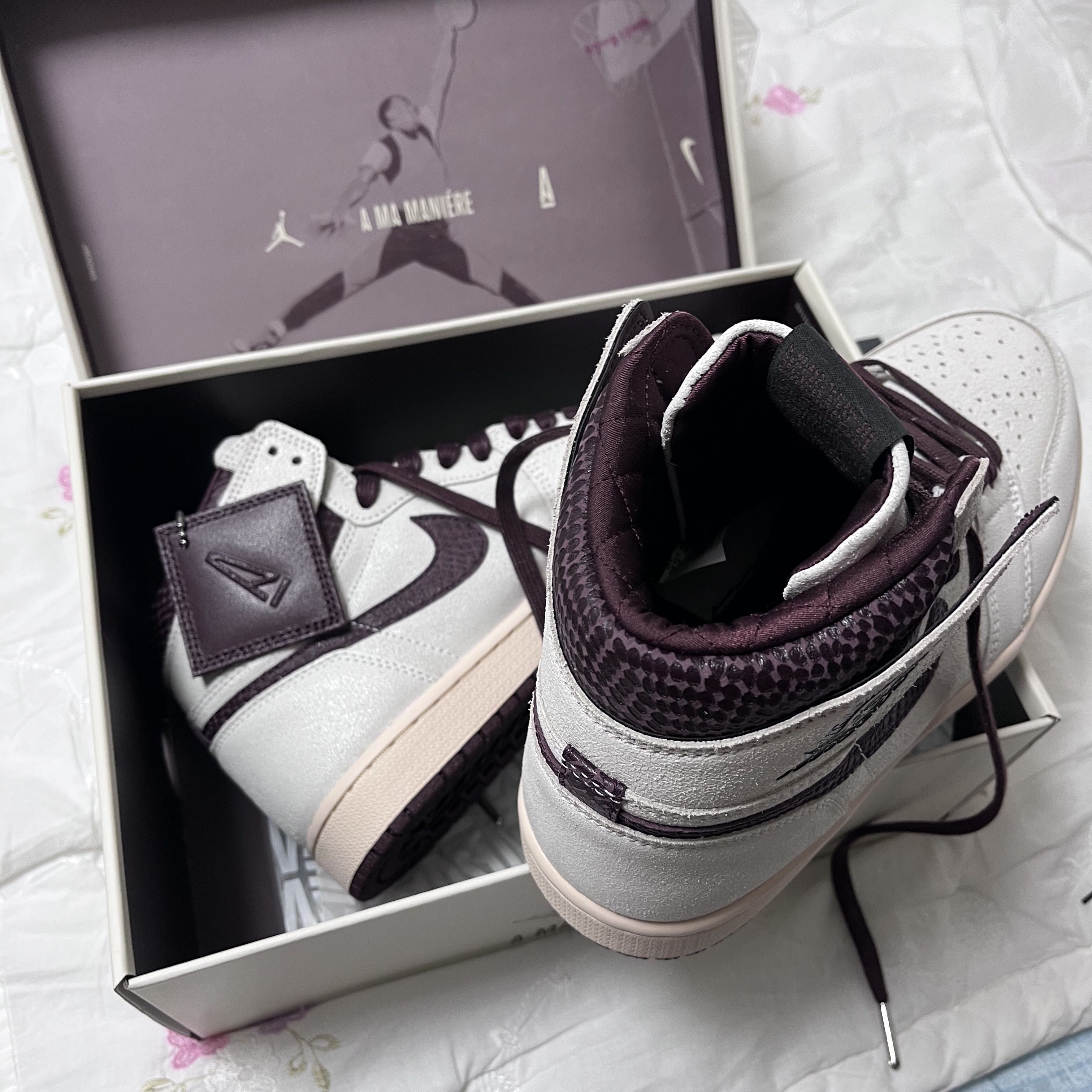 Jordan 1 x A Ma Maniere Retro High OG SP Sail and Burgundy 착용 스타일
