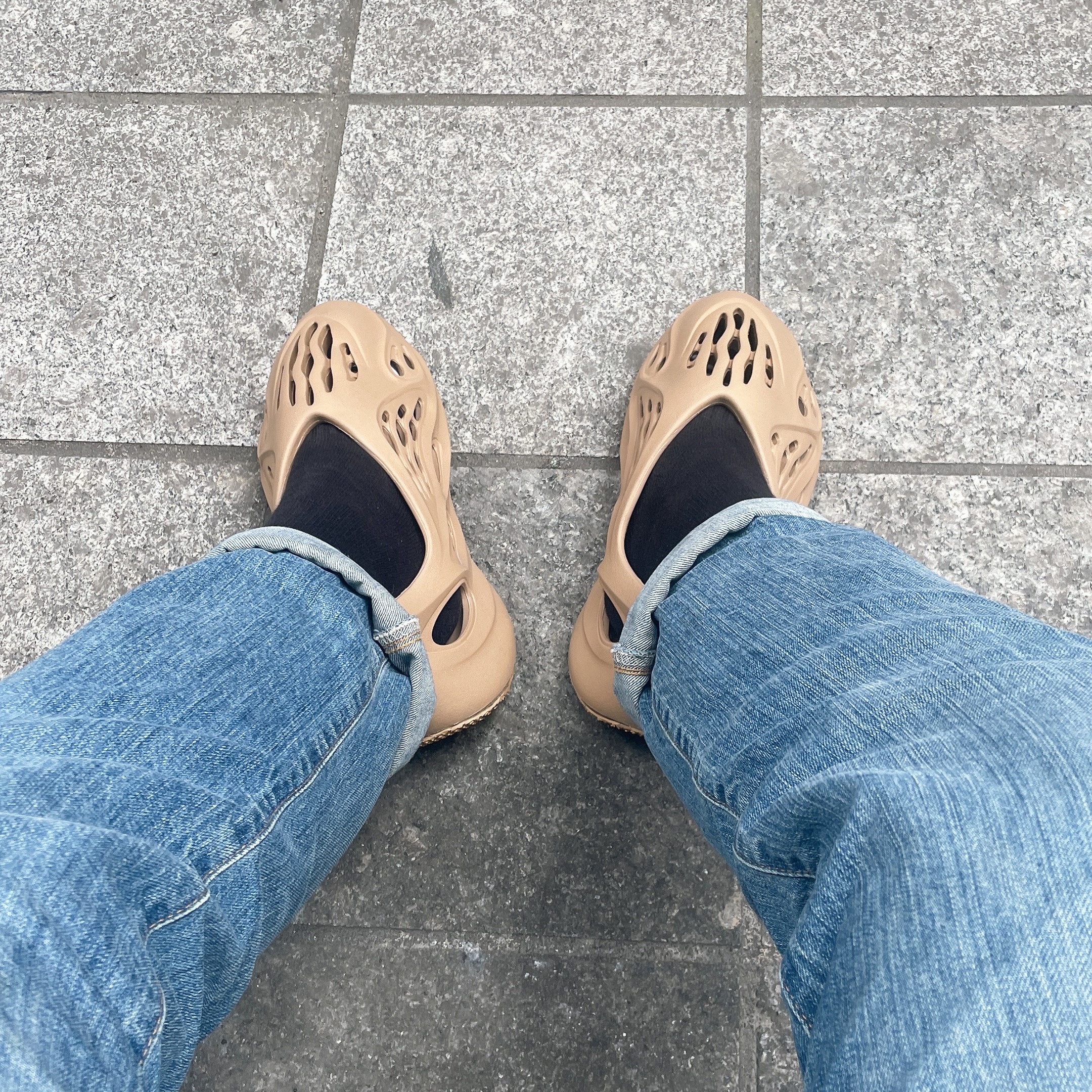 Adidas Yeezy Foam RNNR Ochre 착용 스타일