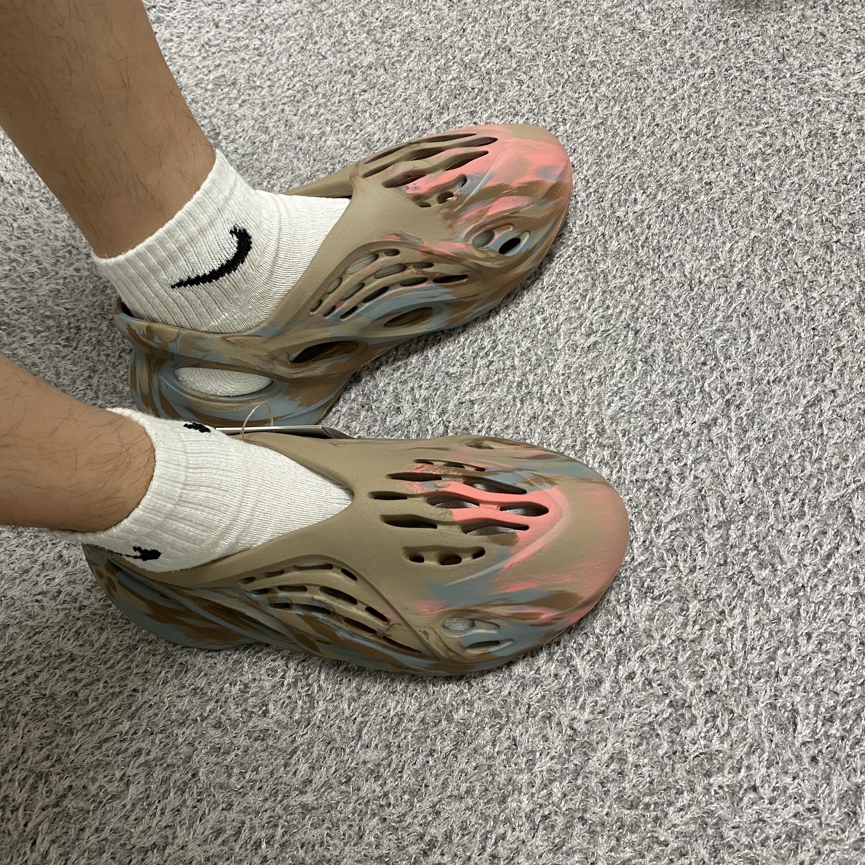 Adidas Yeezy Foam RNNR MX Sand Grey 착용 스타일 - 2