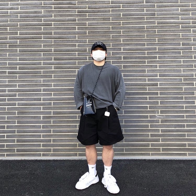 Maison Mihara Yasuhiro Blakey OG Sole Leather Low-top Sneakers White, IAB Studio x Casetify Logo Sling Bag Jet Black 착용 스타일