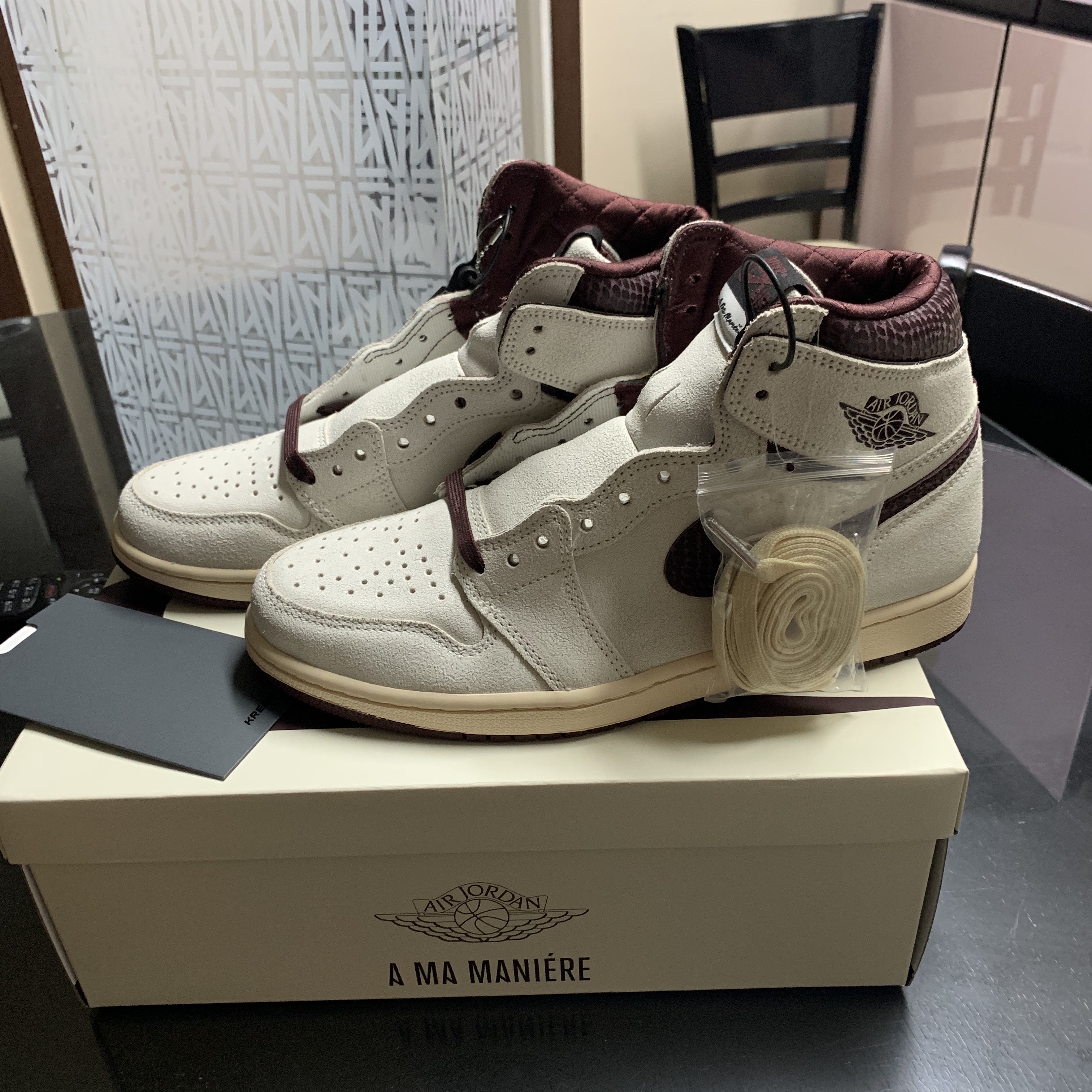 Jordan 1 x A Ma Maniere Retro High OG SP Sail and Burgundy 착용 스타일 - 3