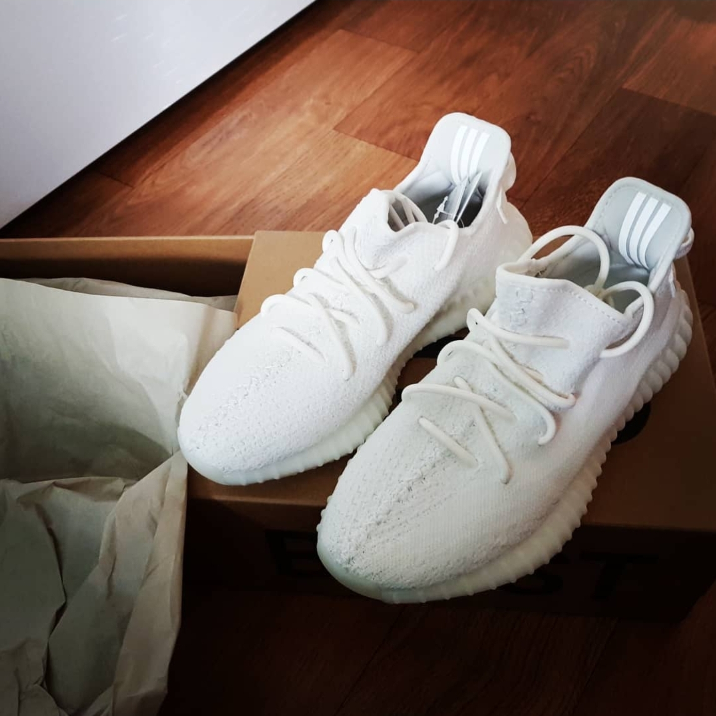 Adidas Yeezy Boost 350 V2 Cream/Triple White 착용 스타일