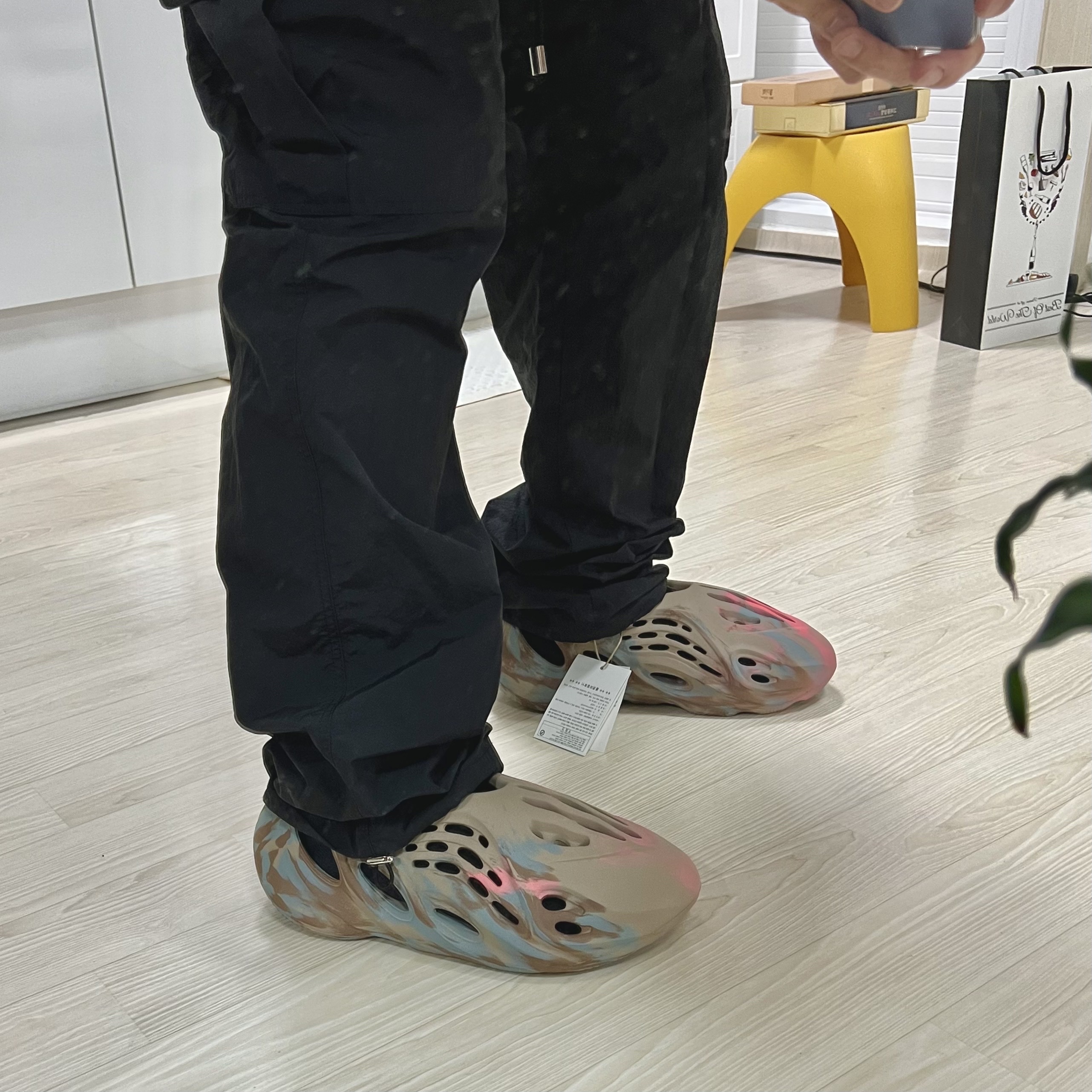 Adidas Yeezy Foam RNNR MX Sand Grey 착용 스타일