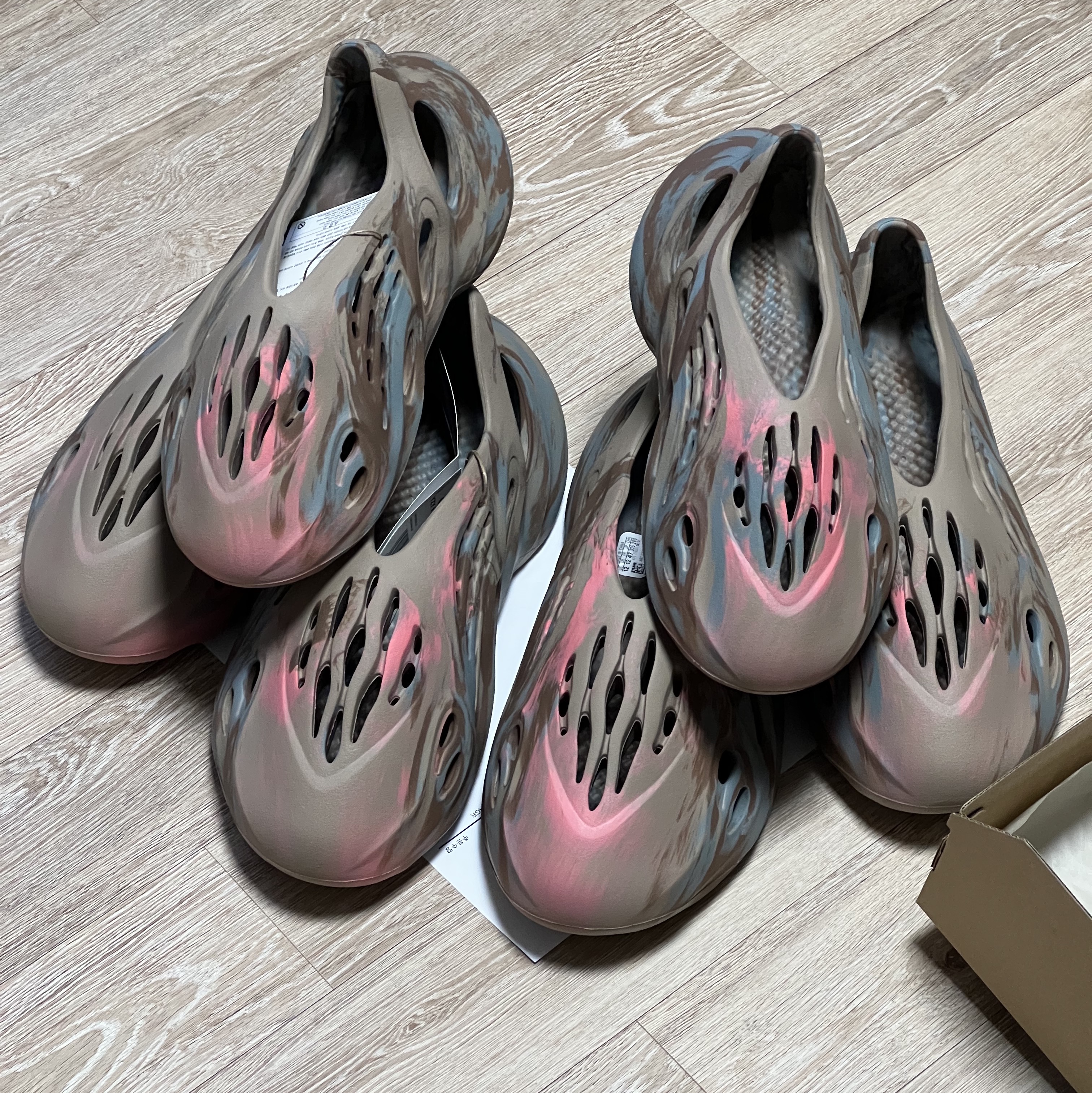 Adidas Yeezy Foam RNNR MX Sand Grey 착용 스타일