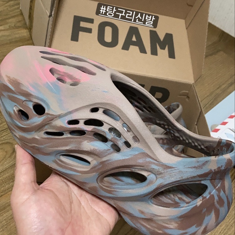 Adidas Yeezy Foam RNNR MX Sand Grey 착용 스타일 - 1