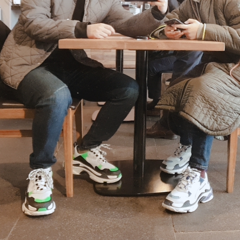 Balenciaga Triple S Sneakers White Green Black 착용 스타일 - 2