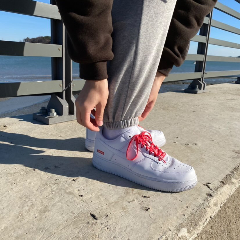 Nike x Supreme Air Force 1 Low White 착용 스타일