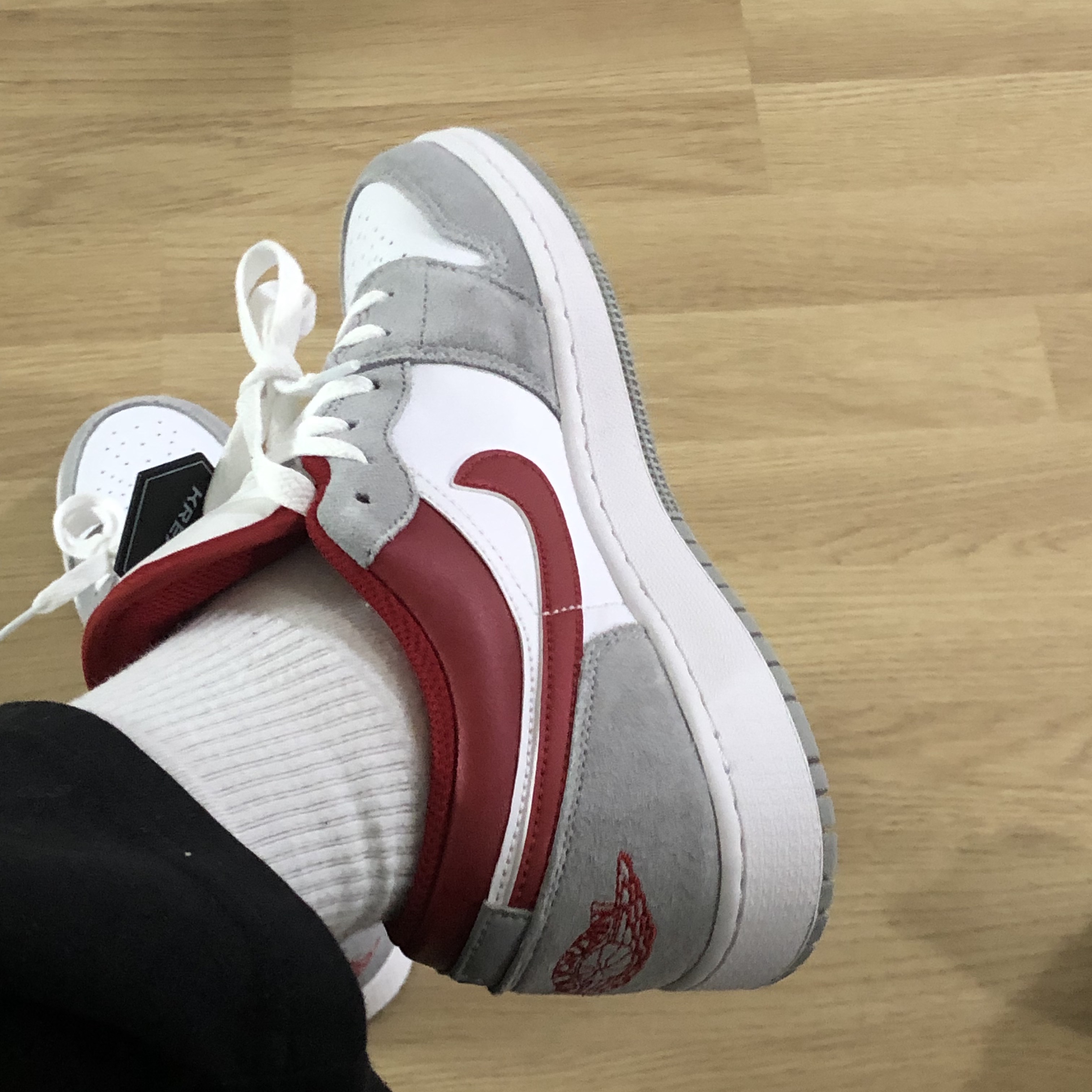 Jordan 1 Low SE Light Smoke Grey Gym Red 착용 스타일