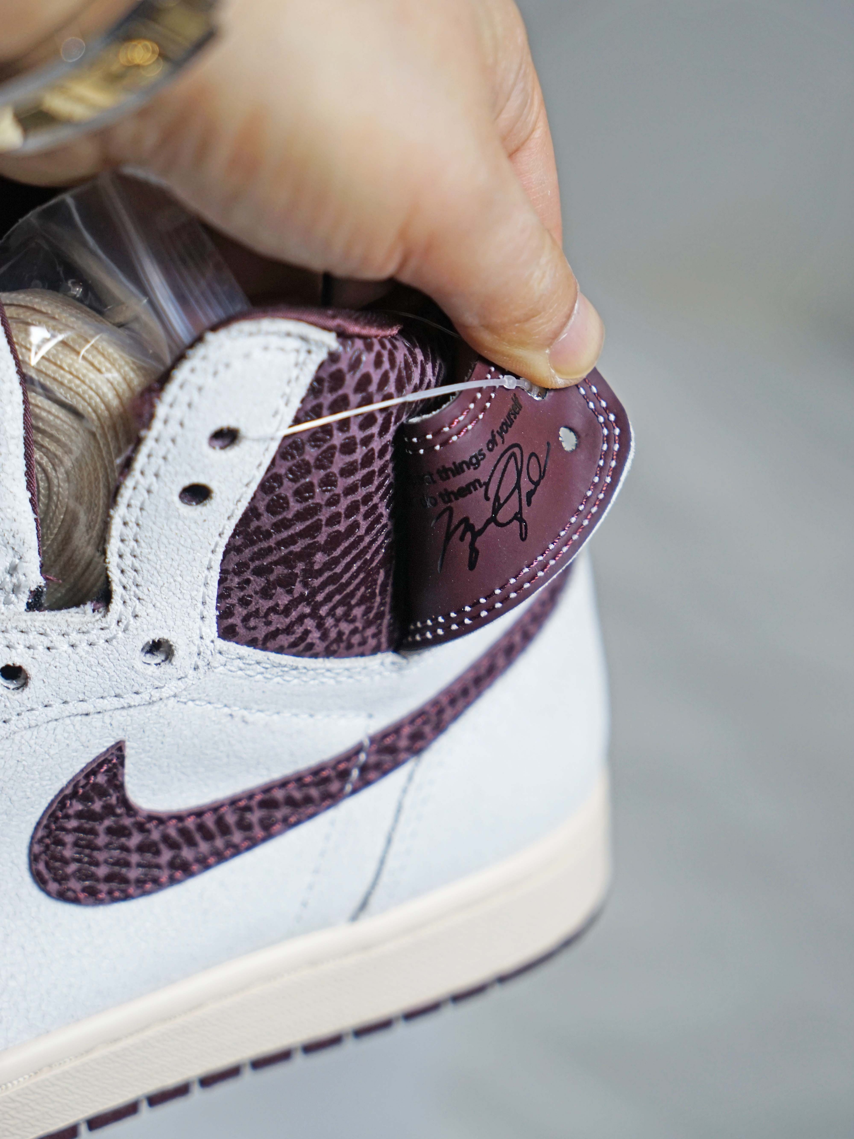 Jordan 1 x A Ma Maniere Retro High OG SP Sail and Burgundy, Nike x Kasina Dunk Low 80's Bus 착용 스타일 - 4