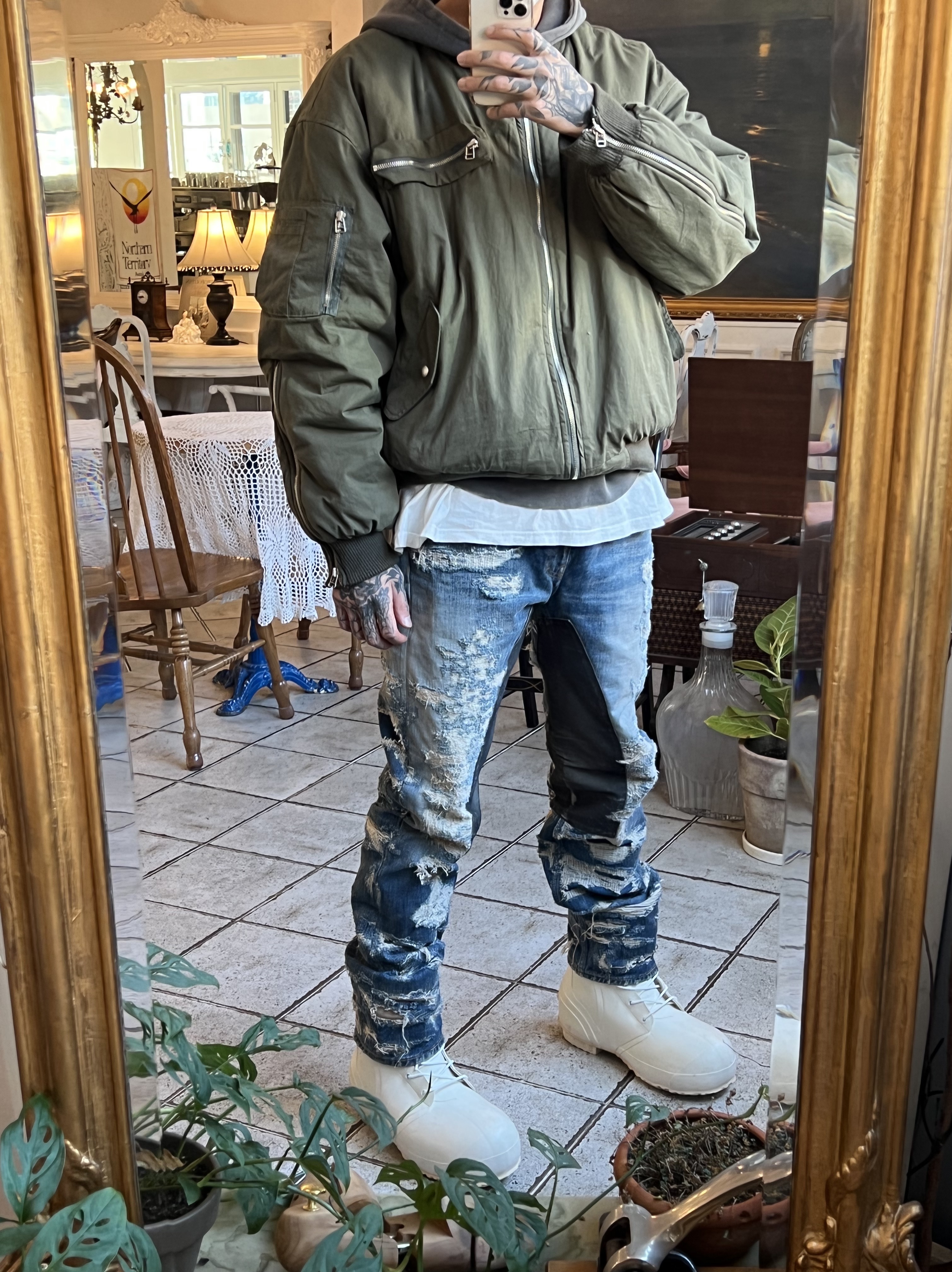 Yeezy Gap Round Jacket Blue, Yeezy Gap Hoodie Black 착용 스타일 - 4
