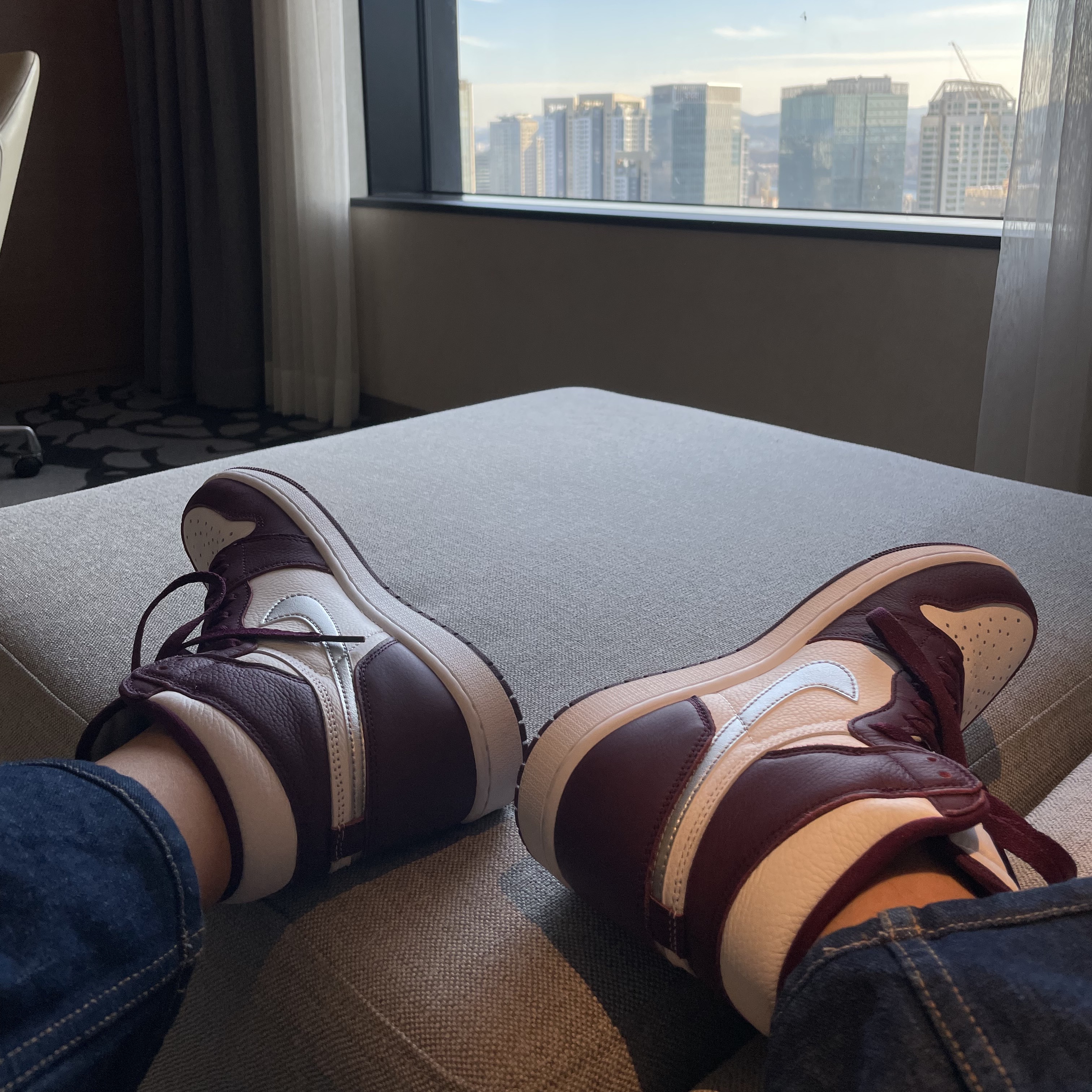 Jordan 1 Retro High OG Bordeaux 착용 스타일 - 2
