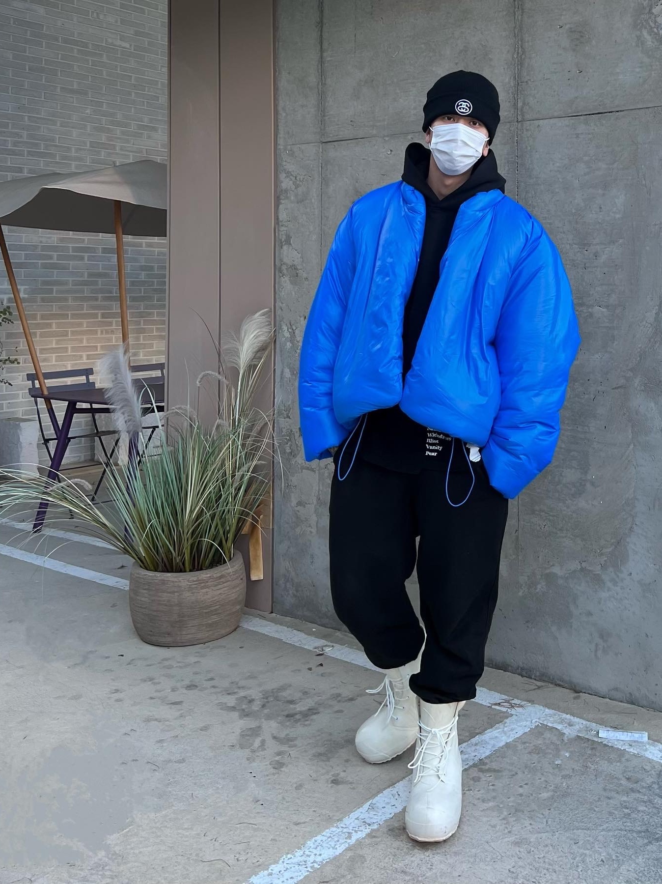 Yeezy Gap Round Jacket Blue, Yeezy Gap Hoodie Black 착용 스타일 - 1