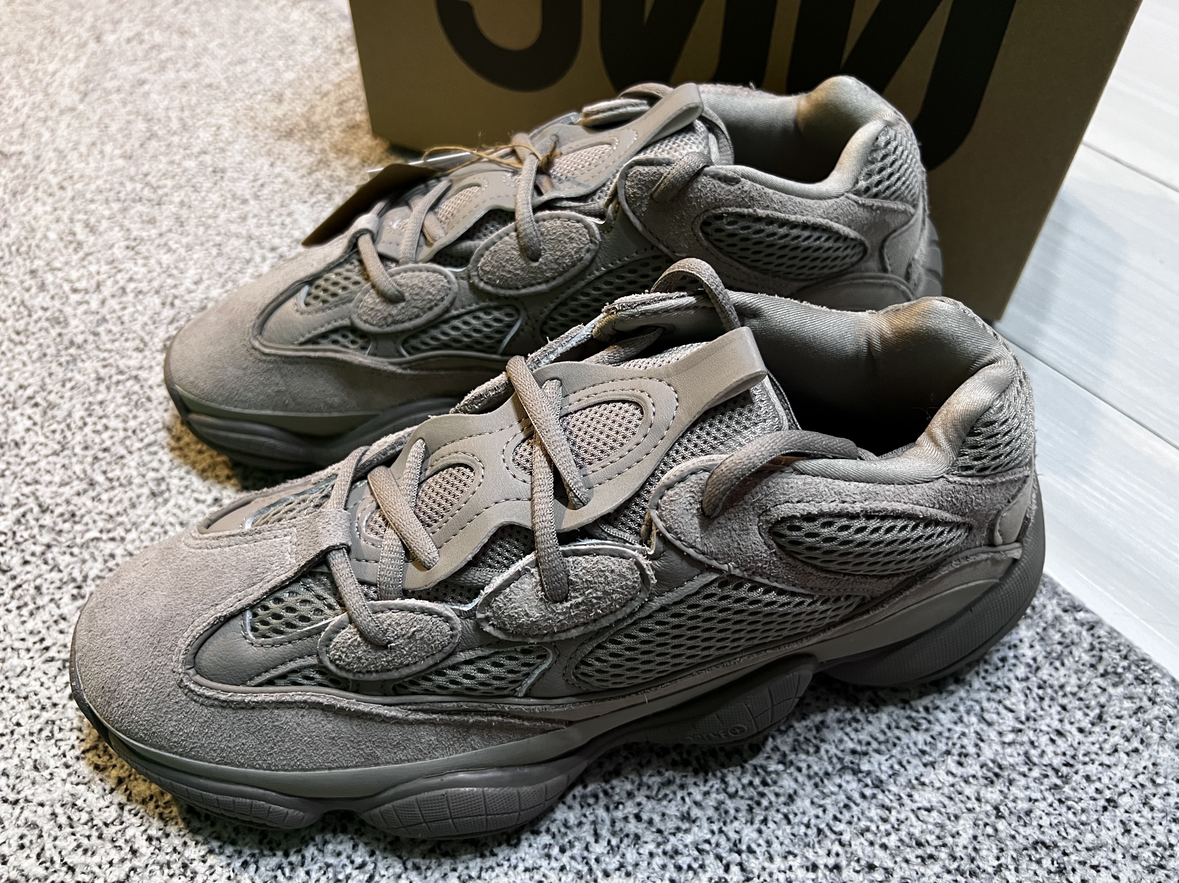 Adidas Yeezy 500 Ash Grey 착용 스타일 - 2