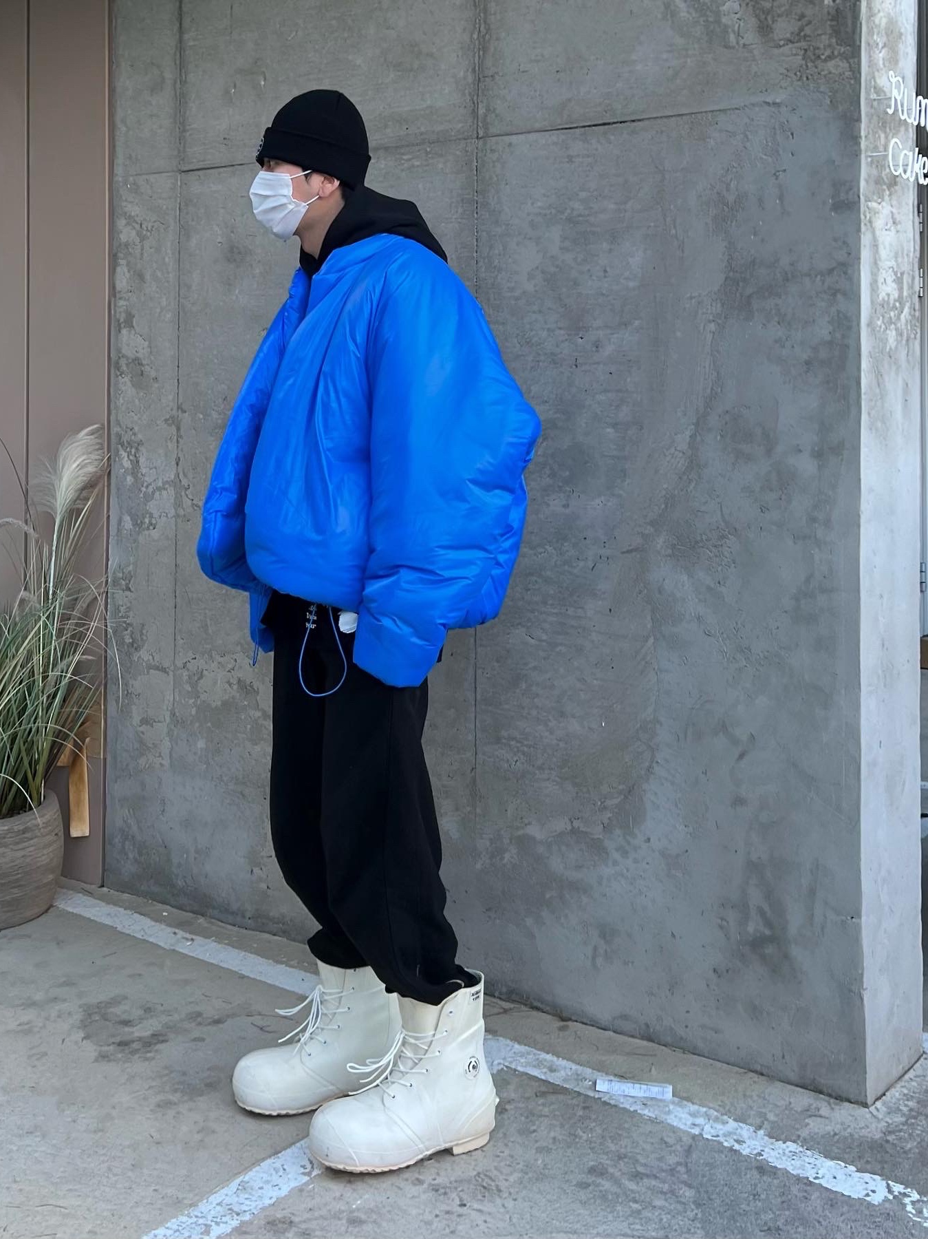 Yeezy Gap Round Jacket Blue, Yeezy Gap Hoodie Black 착용 스타일 - 2