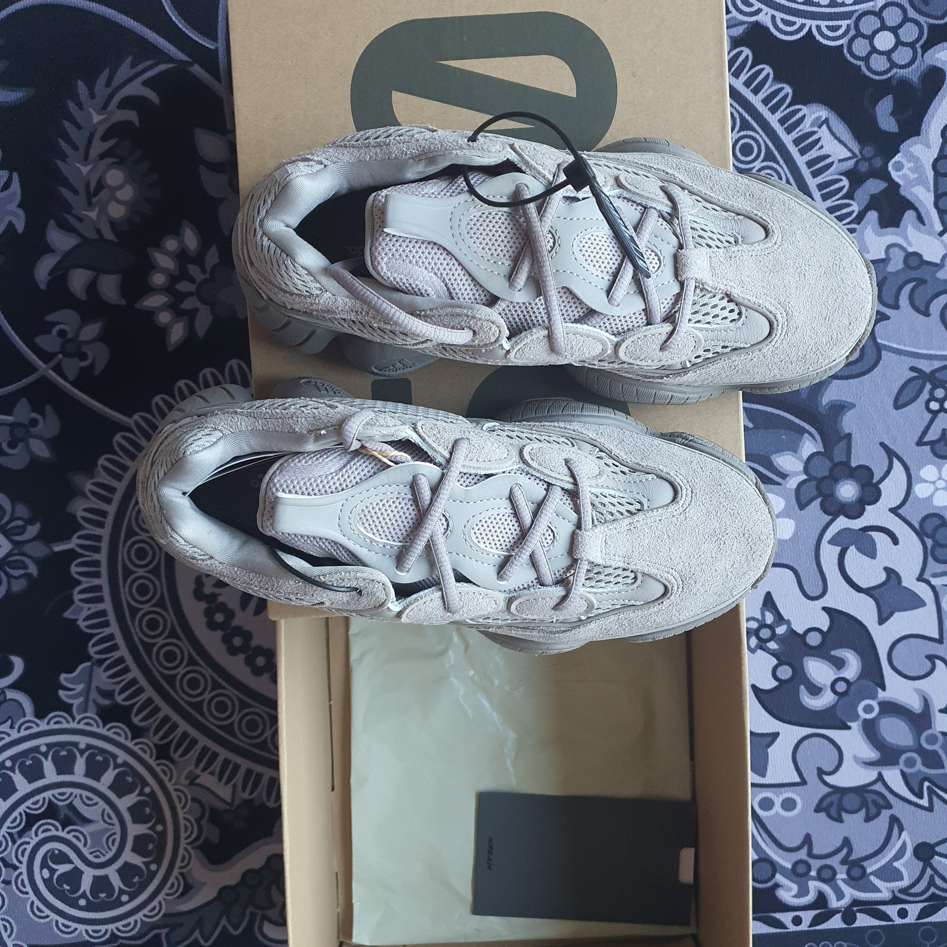 Adidas Yeezy 500 Ash Grey 착용 스타일