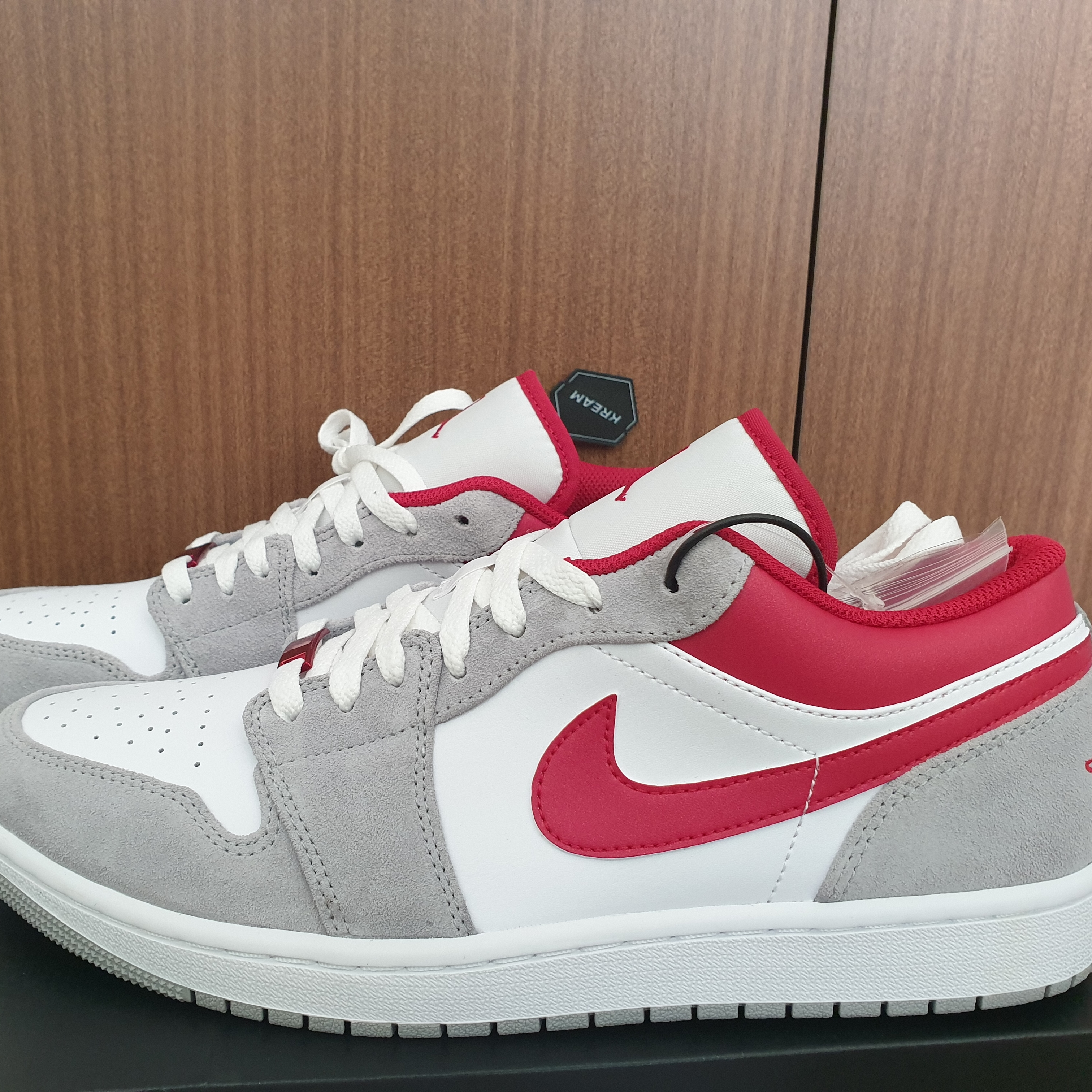 Jordan 1 Low SE Light Smoke Grey Gym Red 착용 스타일