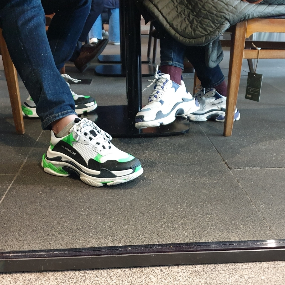 Balenciaga Triple S Sneakers White Green Black 착용 스타일 - 1