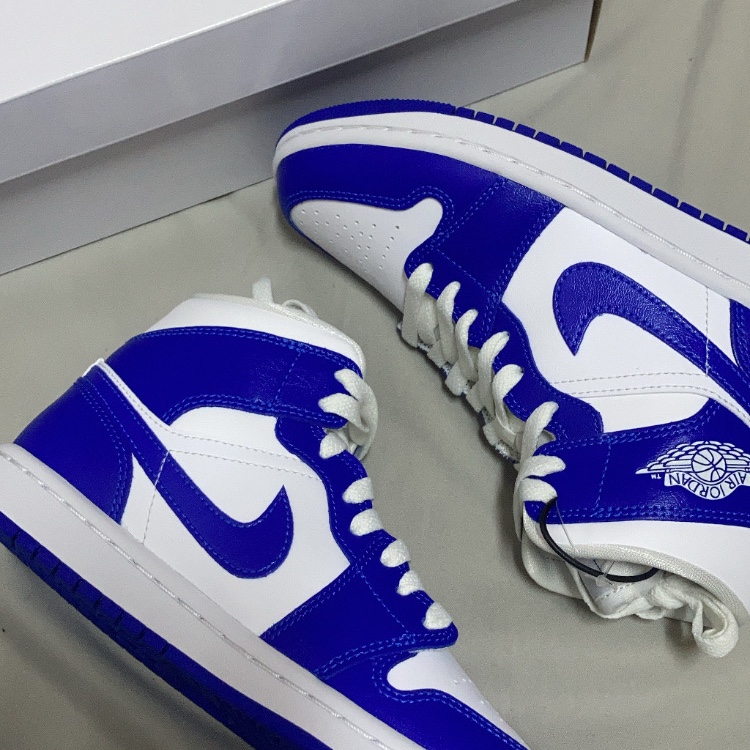 (W) Jordan 1 Mid White Hyper Royal 착용 스타일