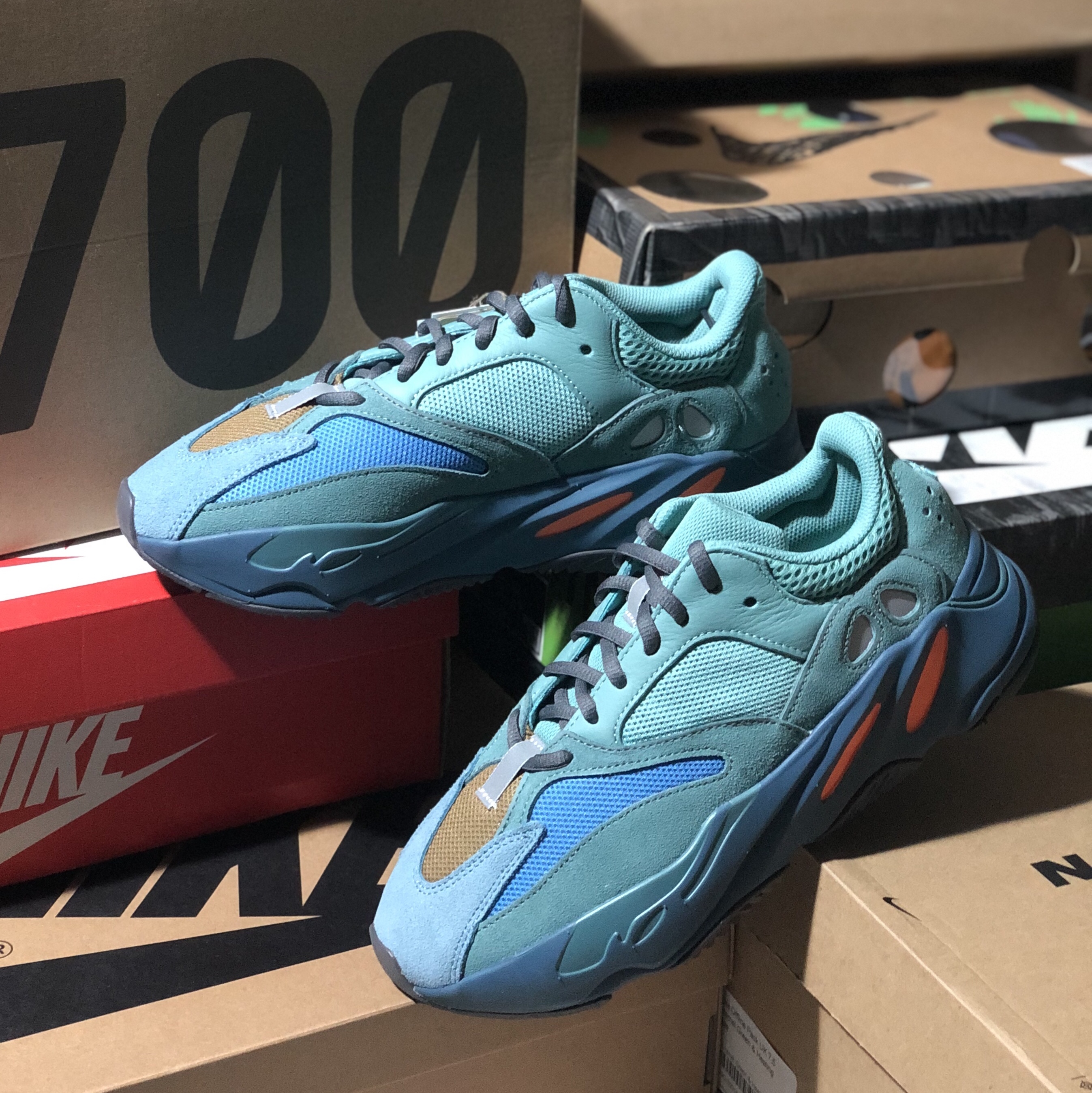 Adidas Yeezy Boost 700 Fade Azure 착용 스타일