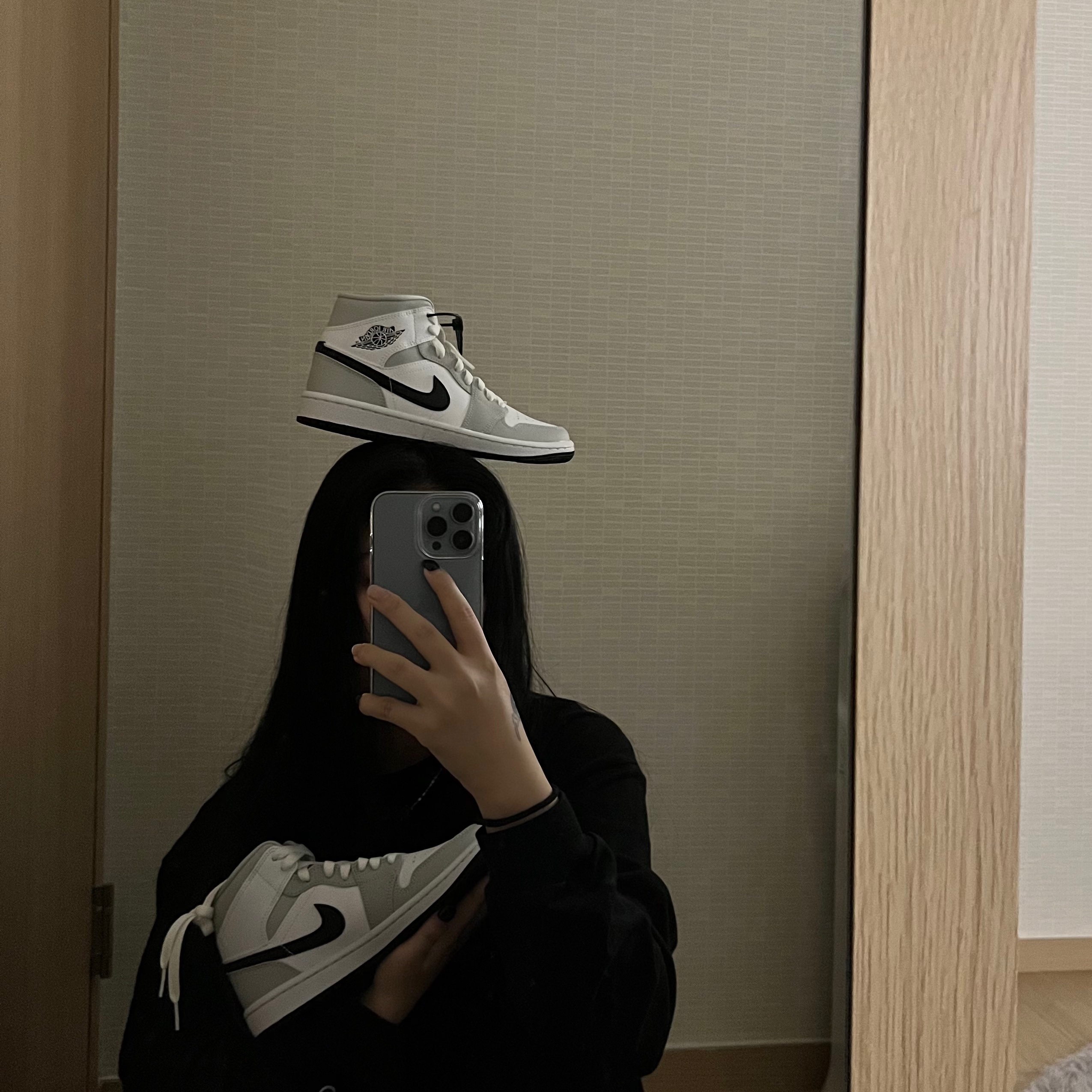 (W) Jordan 1 Mid Grey Fog 착용 스타일 - 1
