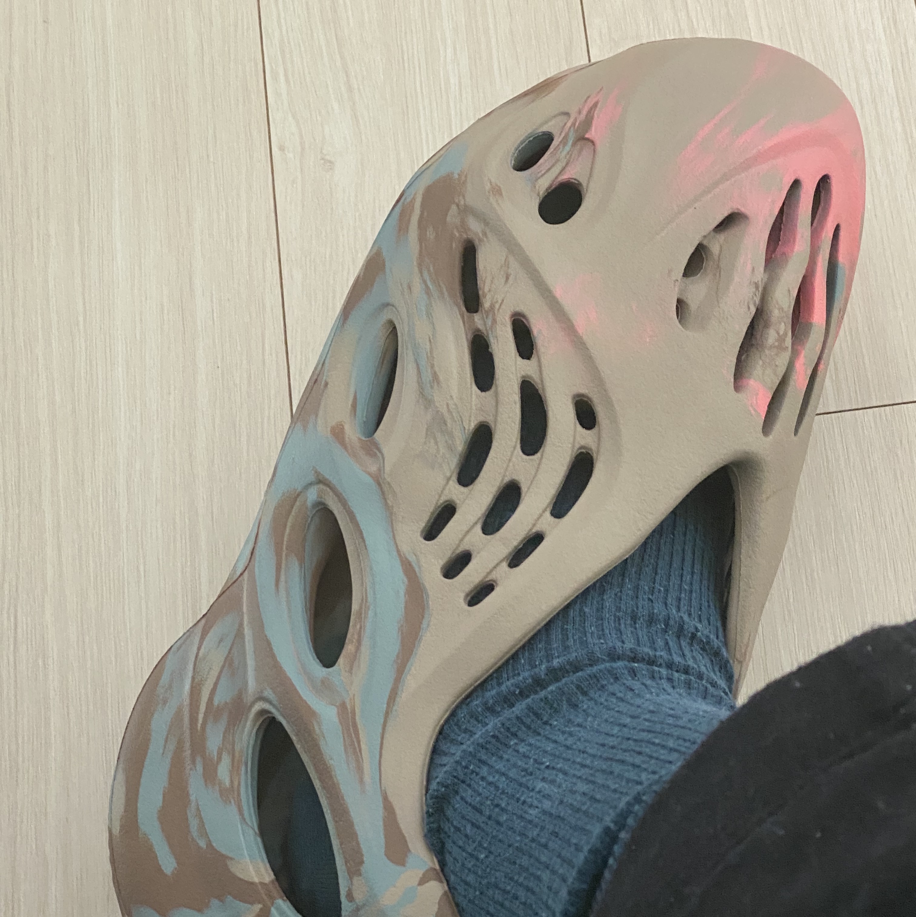 Adidas Yeezy Foam RNNR MX Sand Grey 착용 스타일 - 1