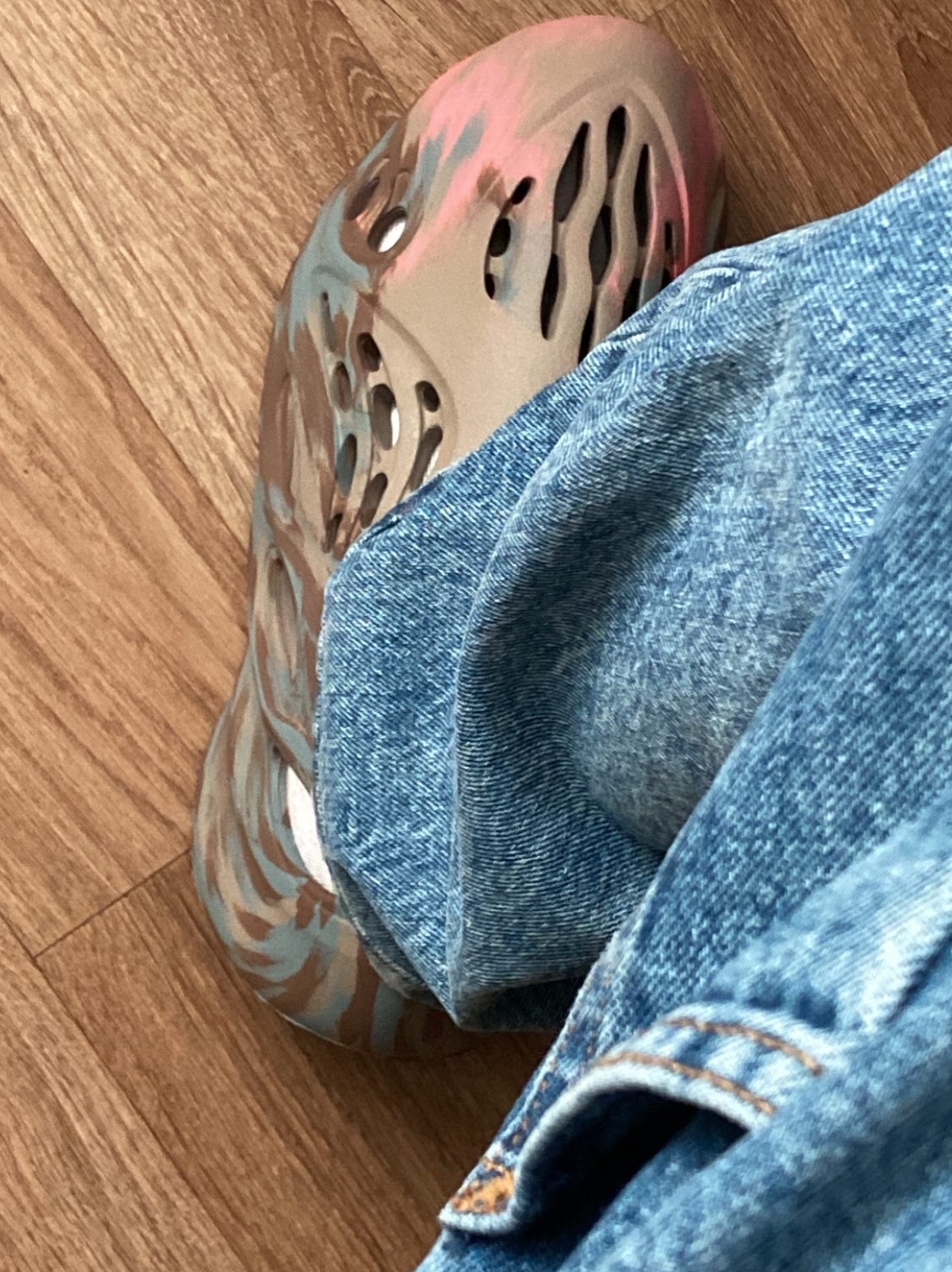Adidas Yeezy Foam RNNR MX Sand Grey 착용 스타일